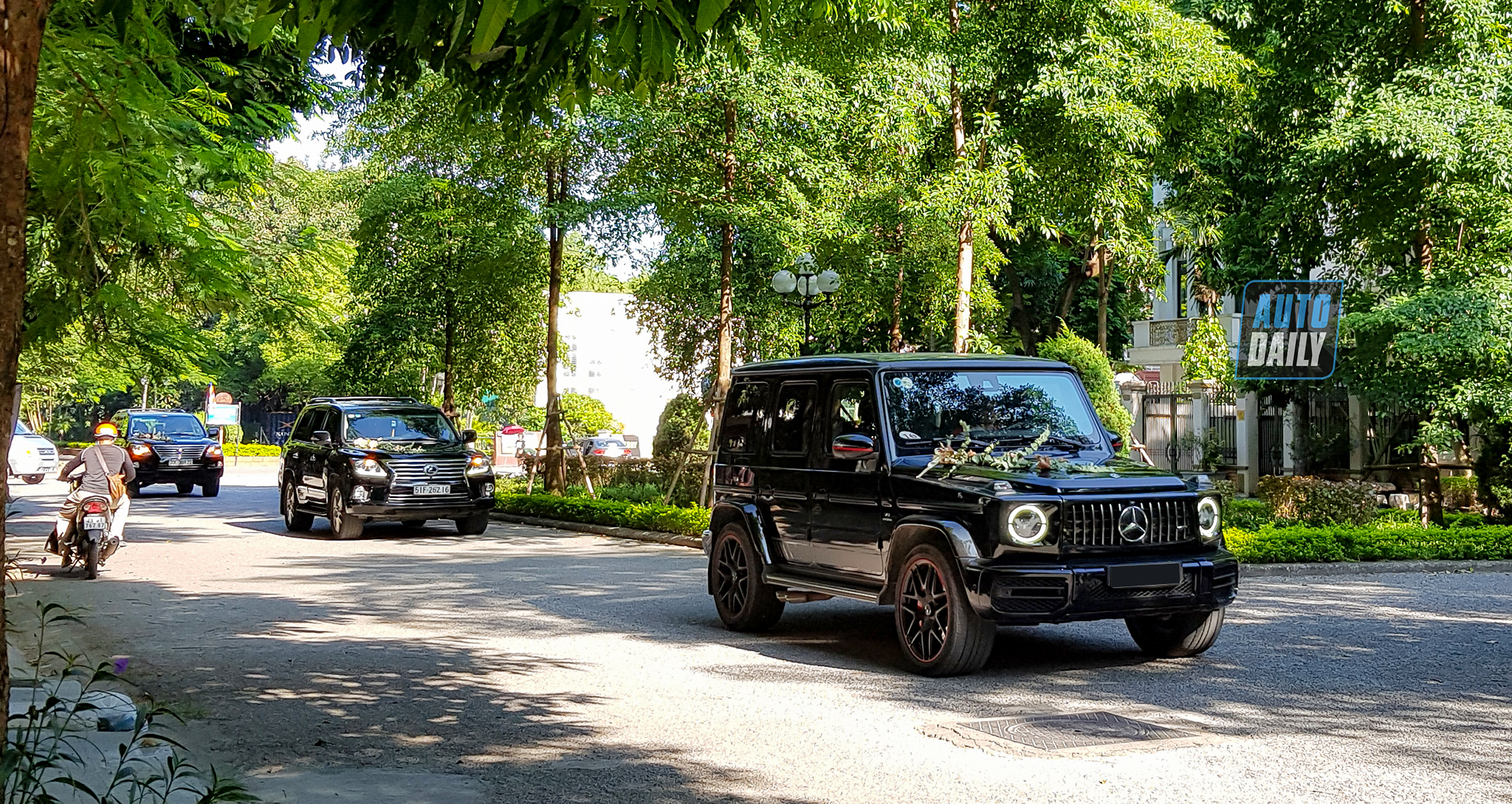 Chùm ảnh đám cưới quy tụ dàn xe hoa toàn Rolls-Royce, Bentley, Range Rover 20201010-150111-copydam-cuoi-khung-.jpg