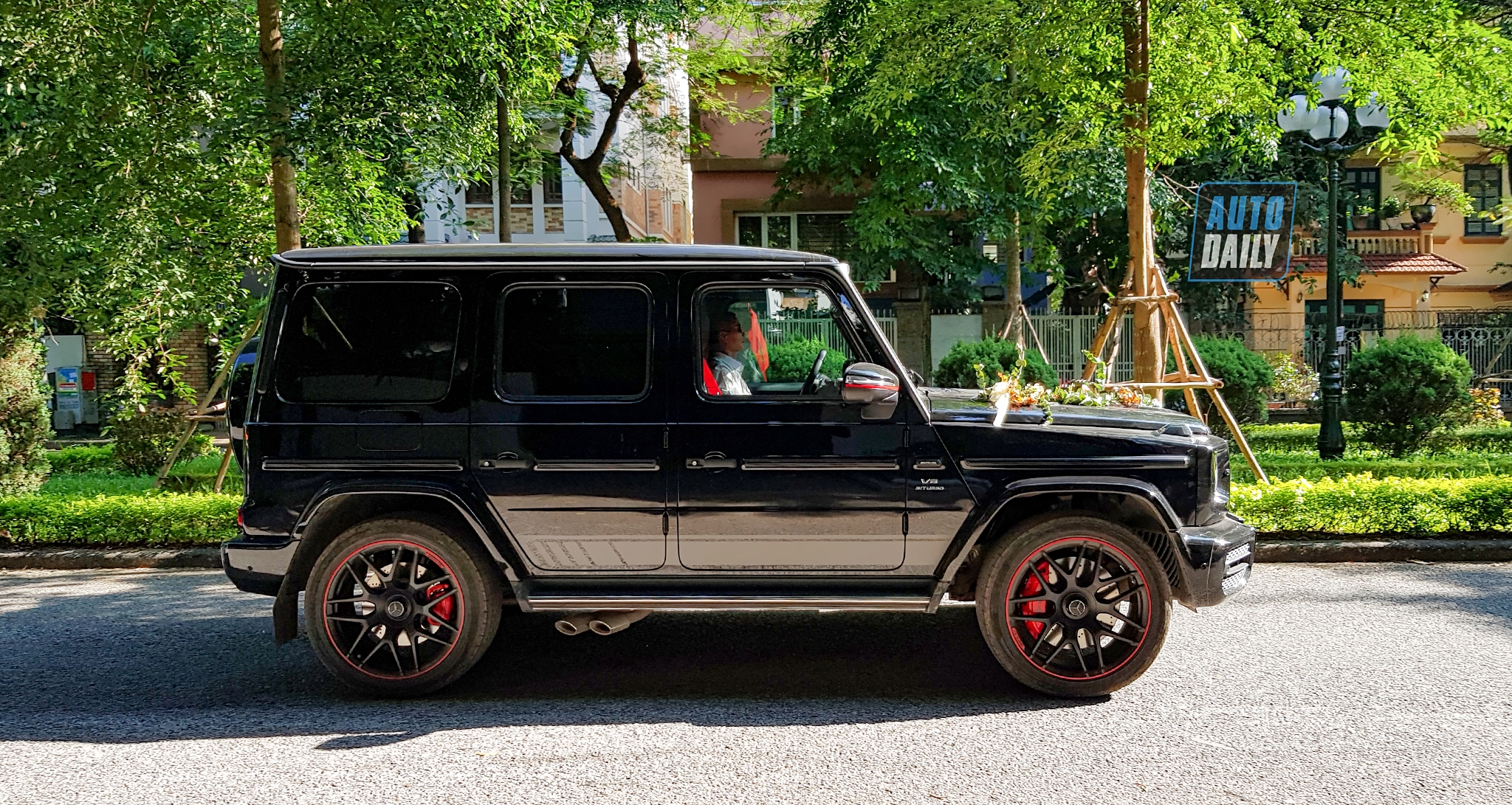 Chùm ảnh đám cưới quy tụ dàn xe hoa toàn Rolls-Royce, Bentley, Range Rover 20201010-150114-copydam-cuoi-khung-.jpg