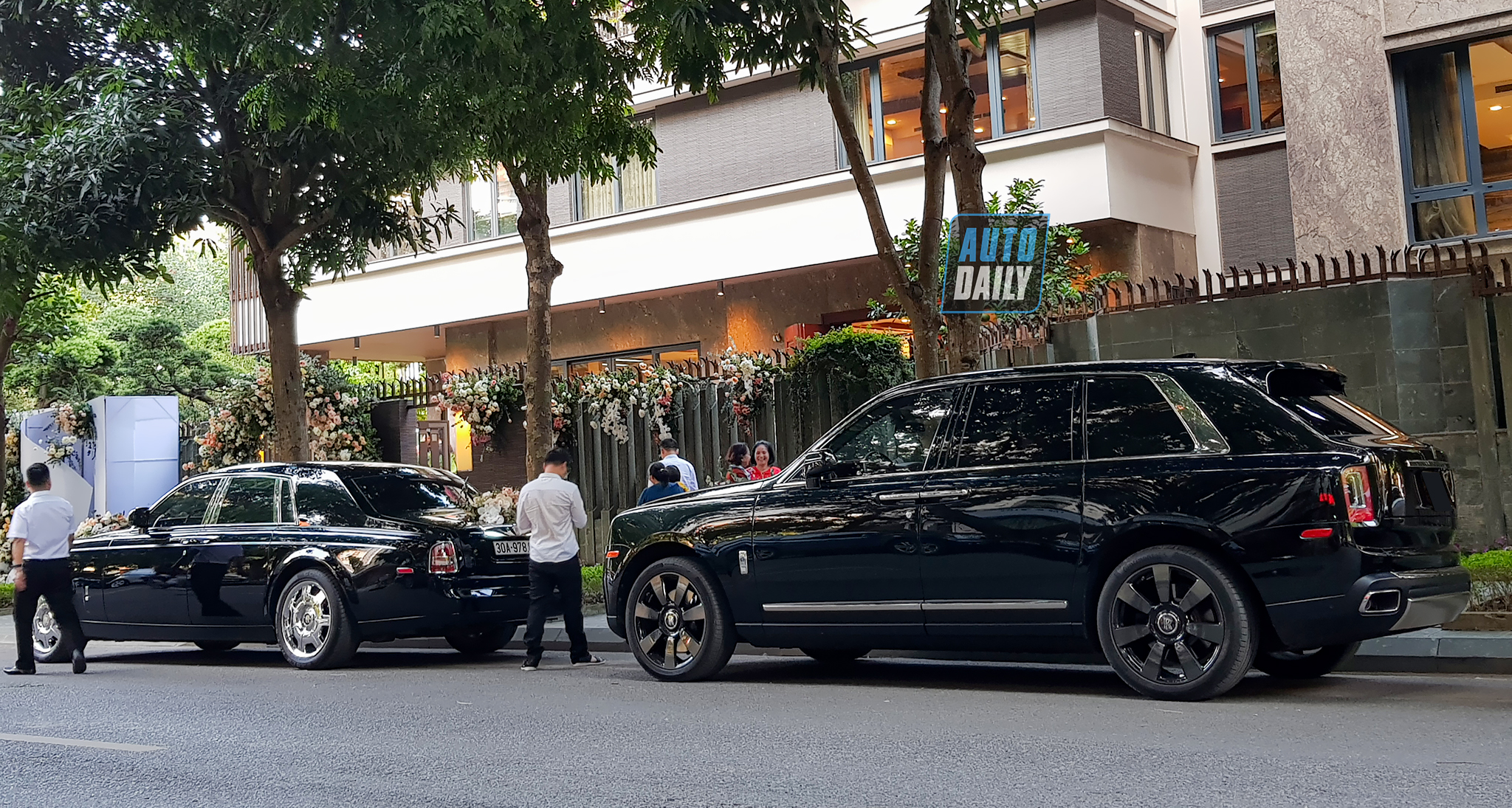 Chùm ảnh đám cưới quy tụ dàn xe hoa toàn Rolls-Royce, Bentley, Range Rover 20201010-150757-copydam-cuoi-khung-.jpg