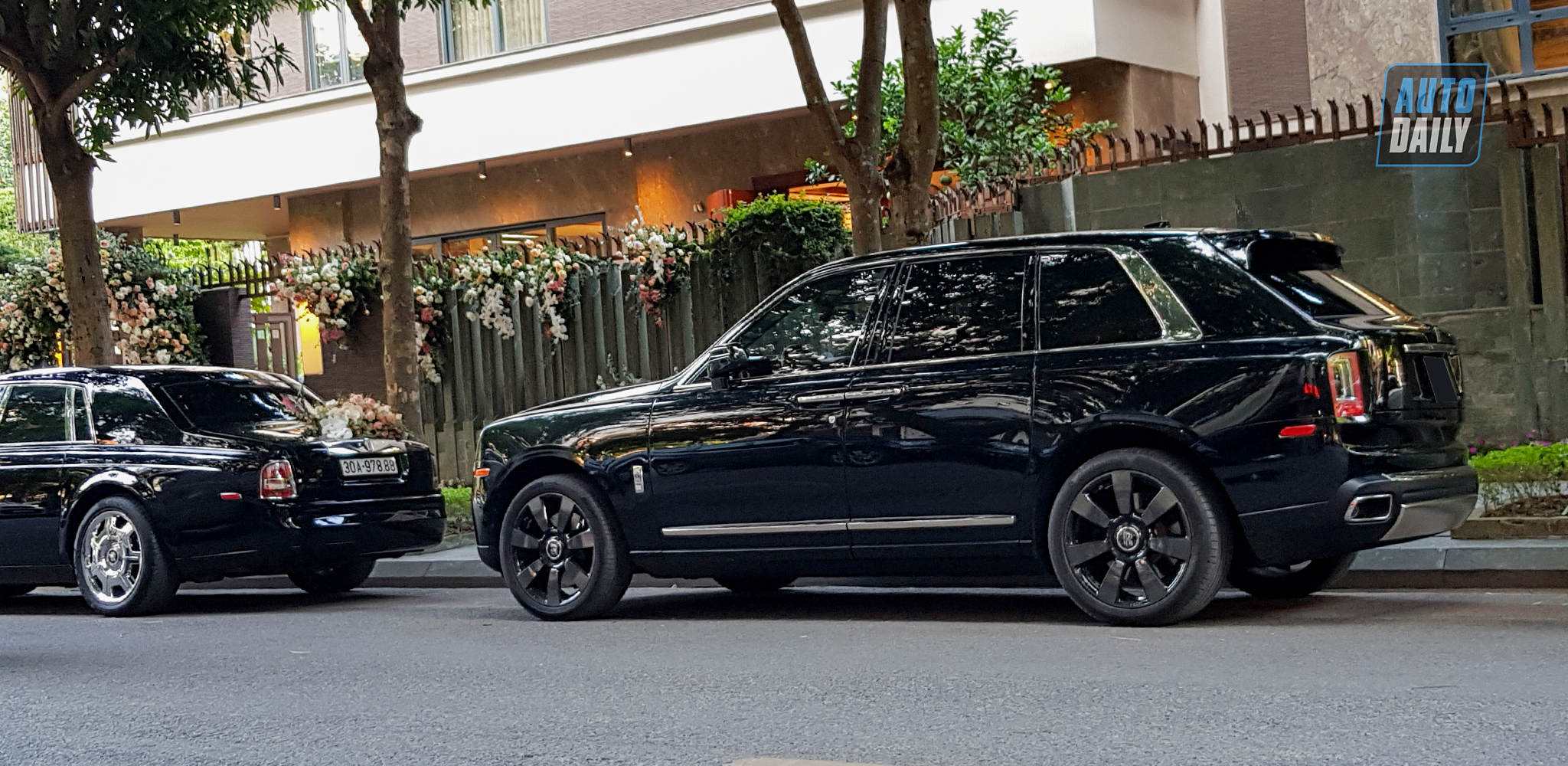 Chùm ảnh đám cưới quy tụ dàn xe hoa toàn Rolls-Royce, Bentley, Range Rover 20201010-150856-copydam-cuoi-khung-.jpg