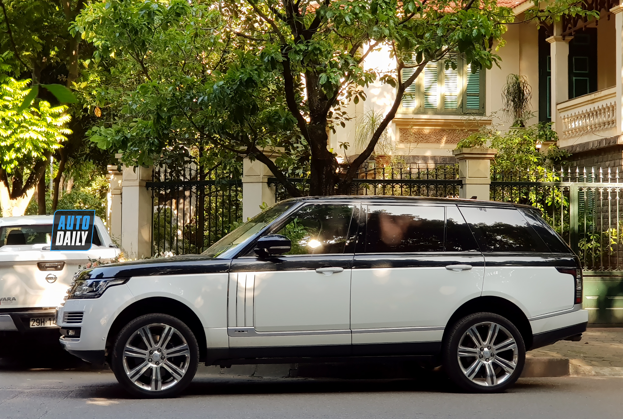 Chùm ảnh đám cưới quy tụ dàn xe hoa toàn Rolls-Royce, Bentley, Range Rover 20201010-150925-copydam-cuoi-khung-.jpg