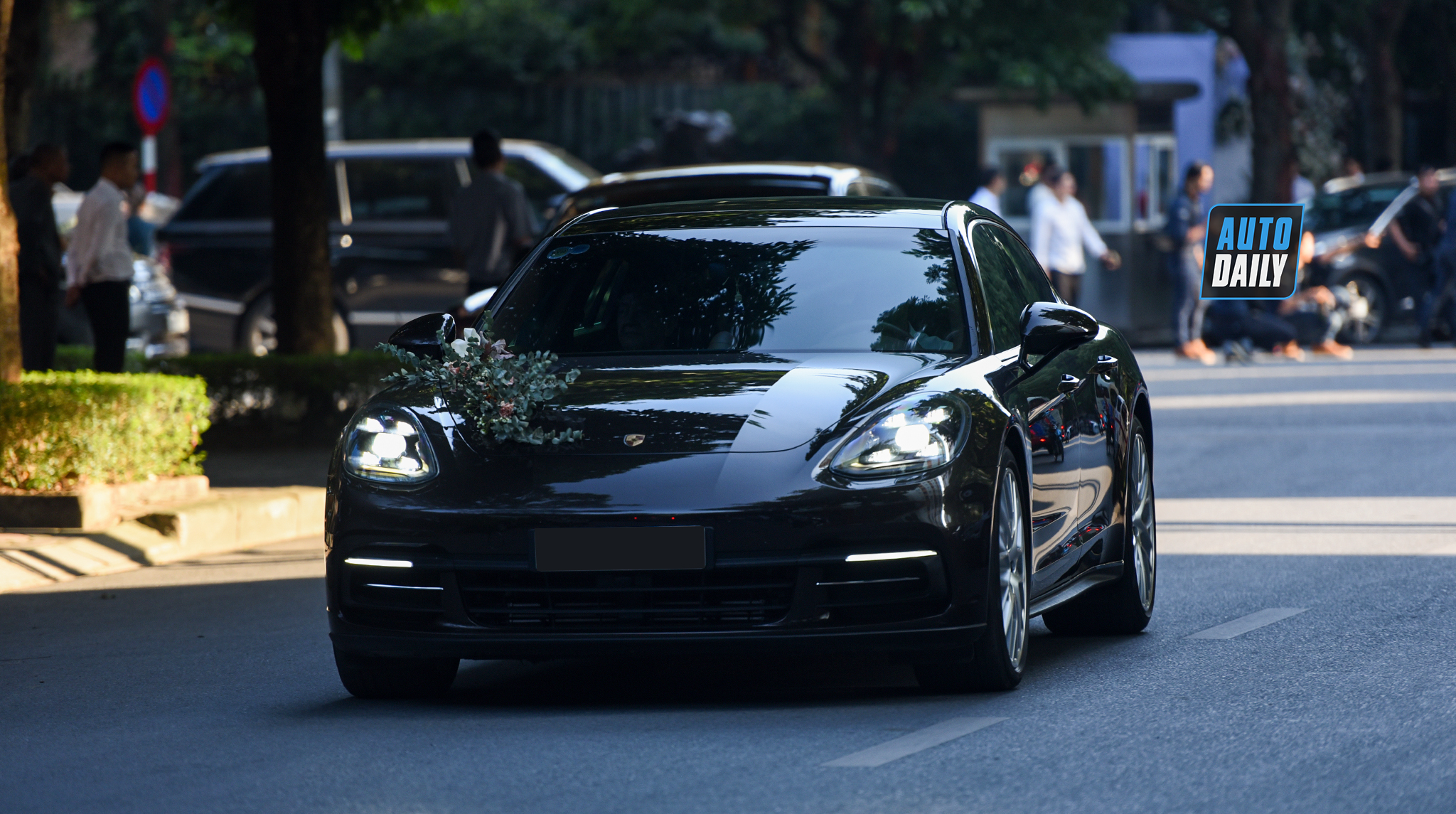 Chùm ảnh đám cưới quy tụ dàn xe hoa toàn Rolls-Royce, Bentley, Range Rover dsc-1141-copydam-cuoi-khung-.jpg