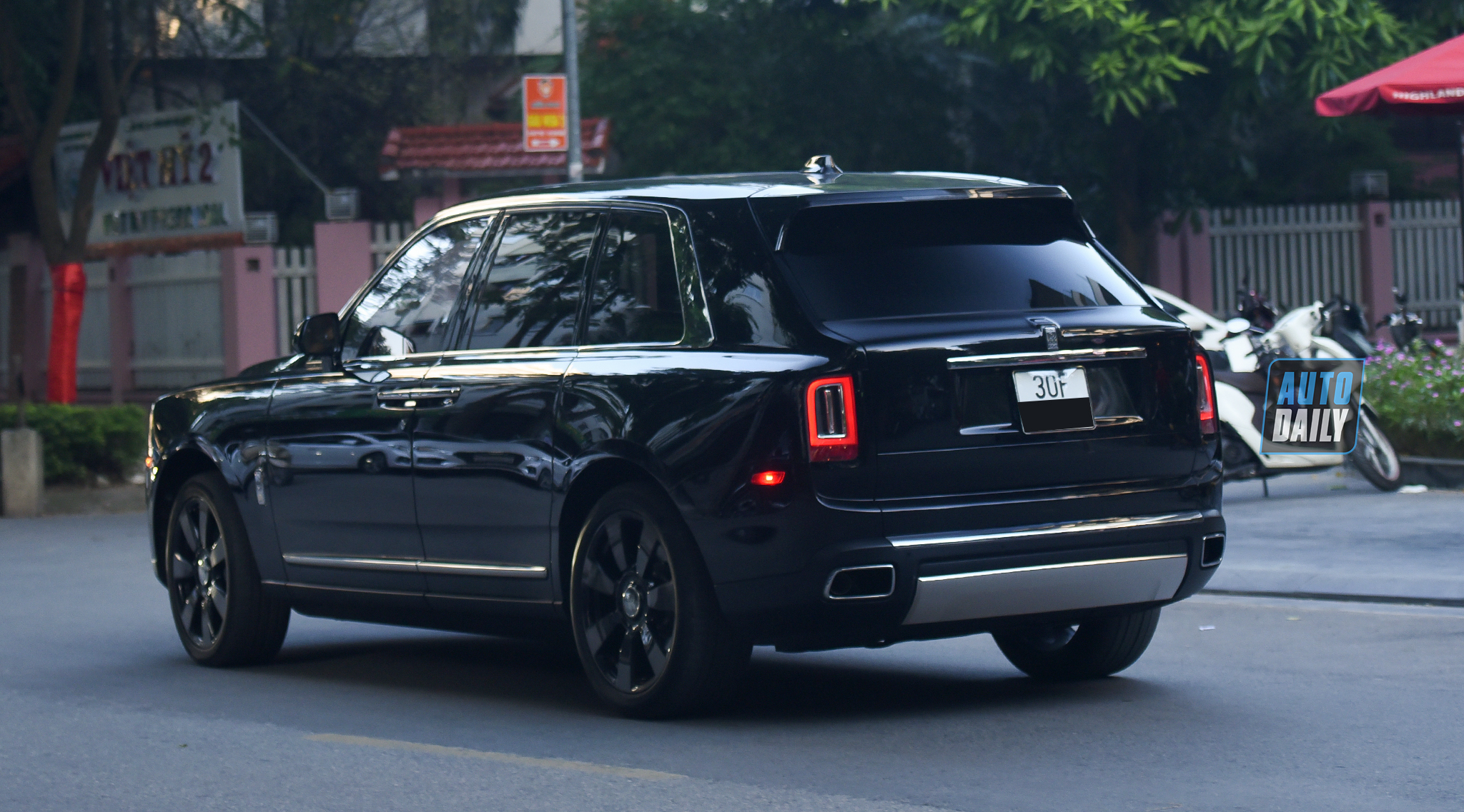 Chùm ảnh đám cưới quy tụ dàn xe hoa toàn Rolls-Royce, Bentley, Range Rover dsc-1191-copydam-cuoi-khung-.jpg