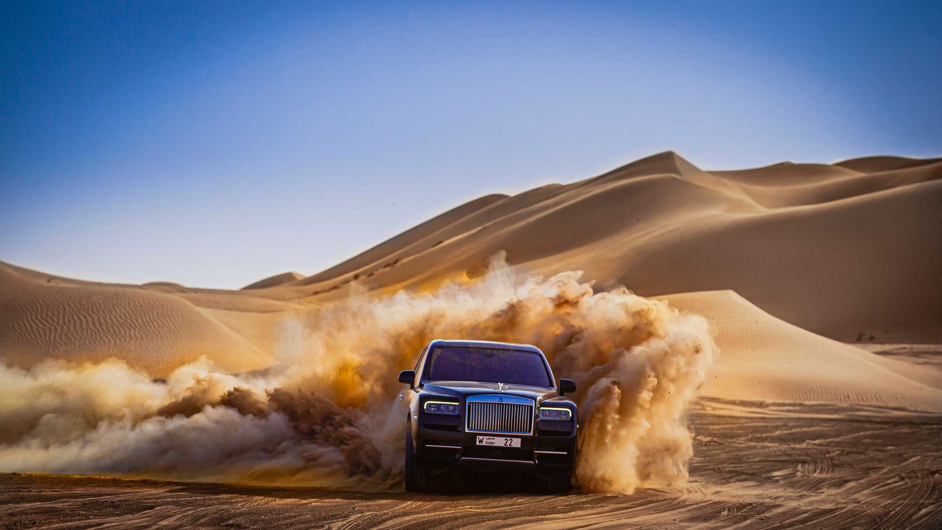 Xem Rolls-Royce Cullinan chinh phục các cồn cát sa mạc tại Dubai rolls-royce-cullinan-in-desert-1.jpg