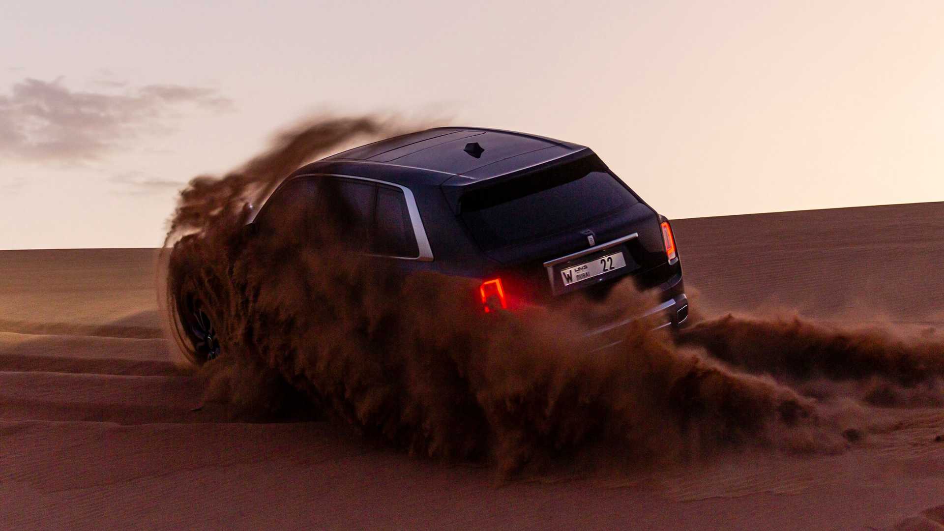 Xem Rolls-Royce Cullinan chinh phục các cồn cát sa mạc tại Dubai rolls-royce-cullinan-in-desert-climbing-dune.jpg