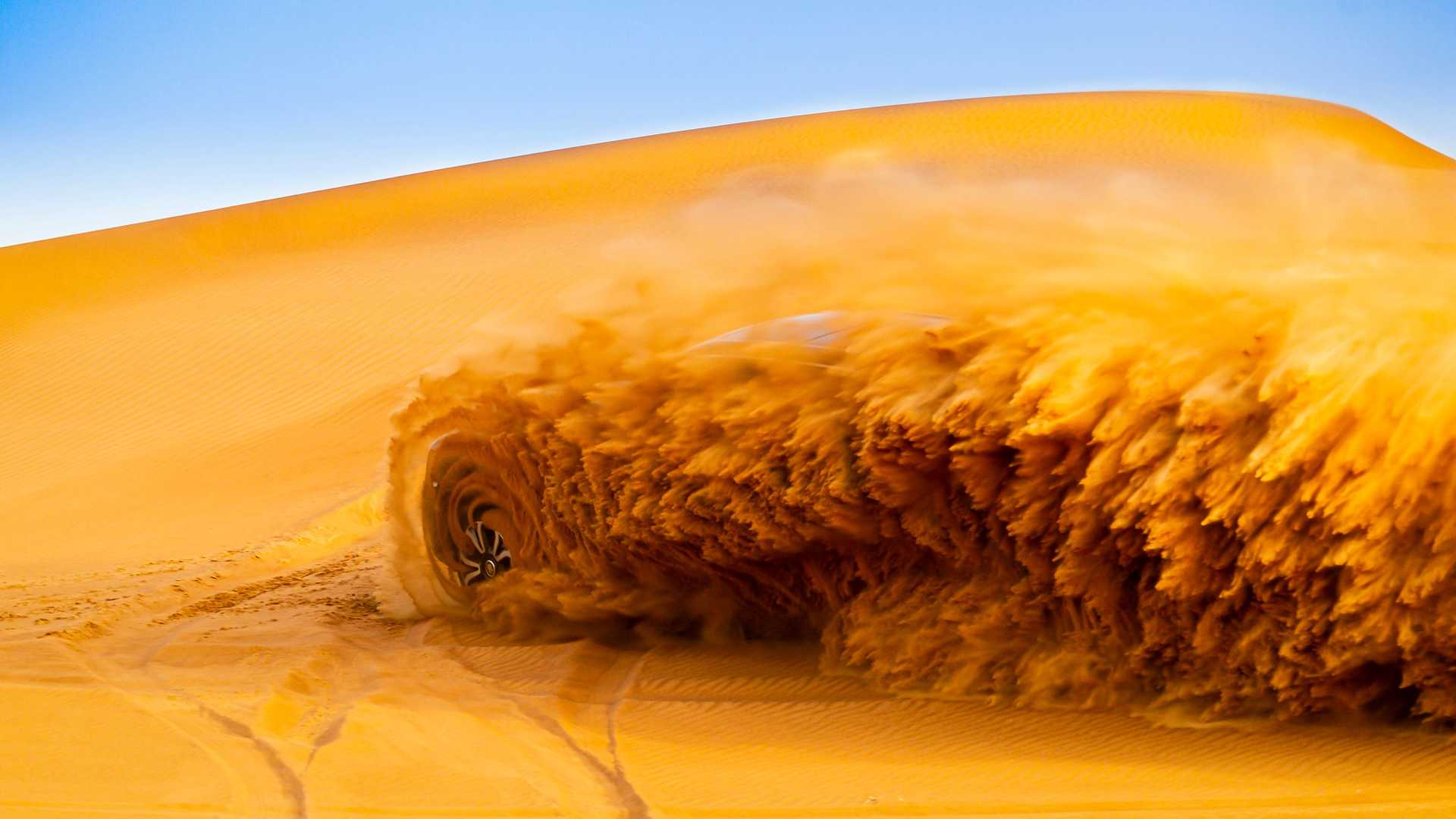 Xem Rolls-Royce Cullinan chinh phục các cồn cát sa mạc tại Dubai rolls-royce-cullinan-in-desert-covered-in-sand.jpg