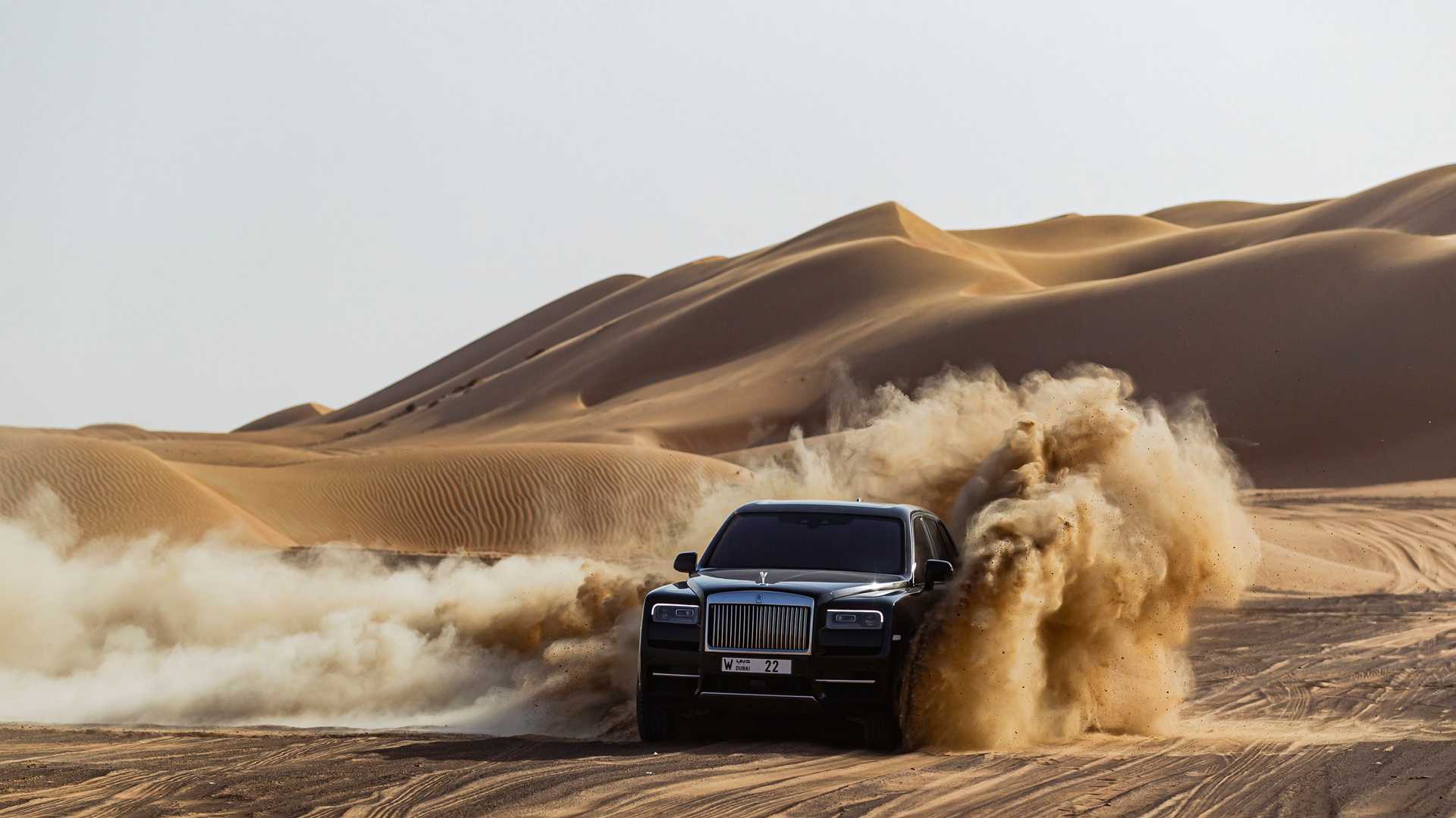 Xem Rolls-Royce Cullinan chinh phục các cồn cát sa mạc tại Dubai rolls-royce-cullinan-in-desert-front.jpg
