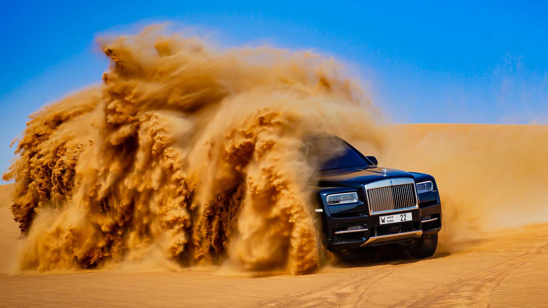Xem Rolls-Royce Cullinan chinh phục các cồn cát sa mạc tại Dubai rolls-royce-cullinan-in-desert-rooster-tail-3.jpg