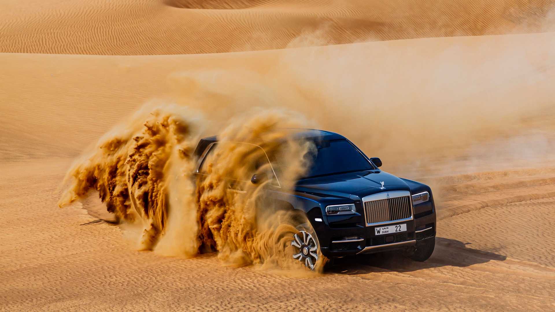 Xem Rolls-Royce Cullinan chinh phục các cồn cát sa mạc tại Dubai rolls-royce-cullinan-in-desert-rooster-tail.jpg