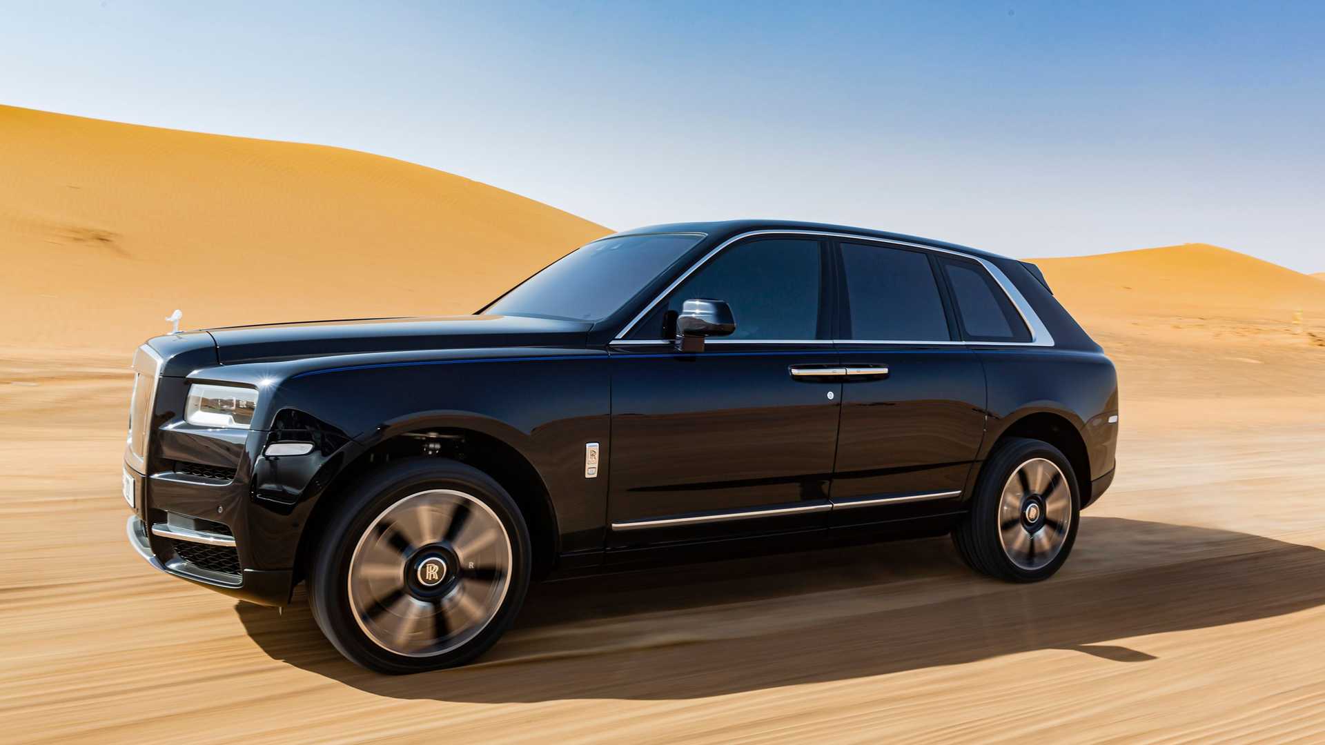 Xem Rolls-Royce Cullinan chinh phục các cồn cát sa mạc tại Dubai rolls-royce-cullinan-in-desert-side-2.jpg