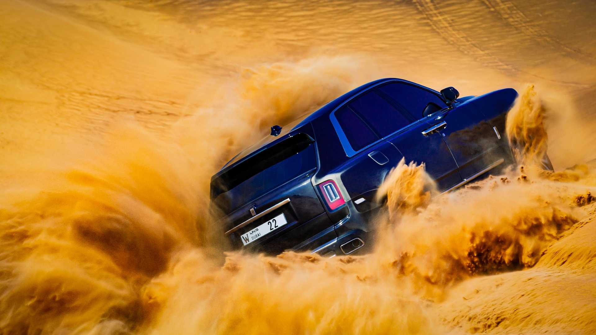 Xem Rolls-Royce Cullinan chinh phục các cồn cát sa mạc tại Dubai rolls-royce-cullinan-in-desert-sliding-1.jpg