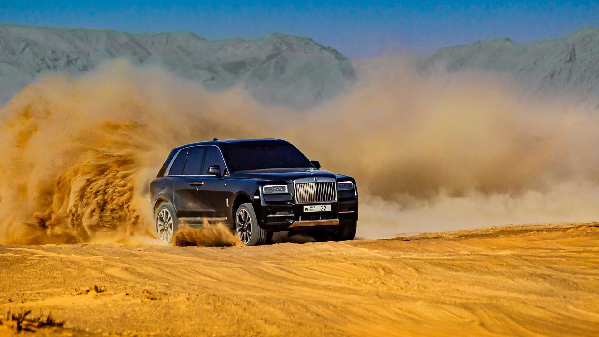 Xem Rolls-Royce Cullinan chinh phục các cồn cát sa mạc tại Dubai rolls-royce-cullinan-in-desert.jpg