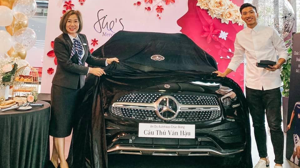 Sau Quang Hải, đến lượt Đoàn Văn Hậu tậu Mercedes-Benz GLC 300