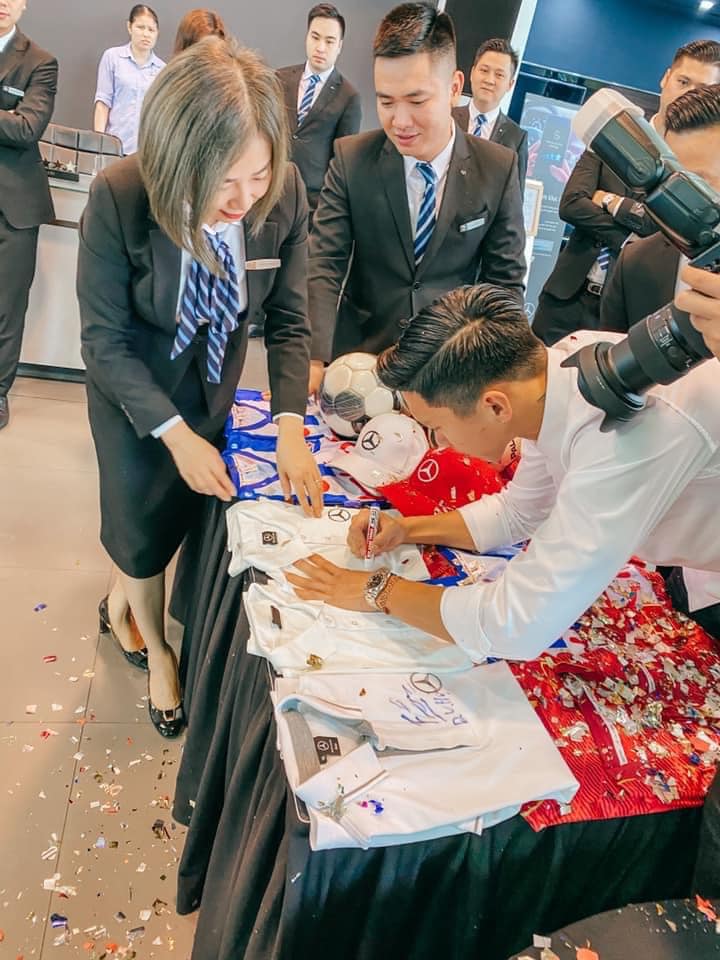 Sau Quang Hải, đến lượt Đoàn Văn Hậu tậu Mercedes-Benz GLC 300 doan-van-hau-glc-4.jpg