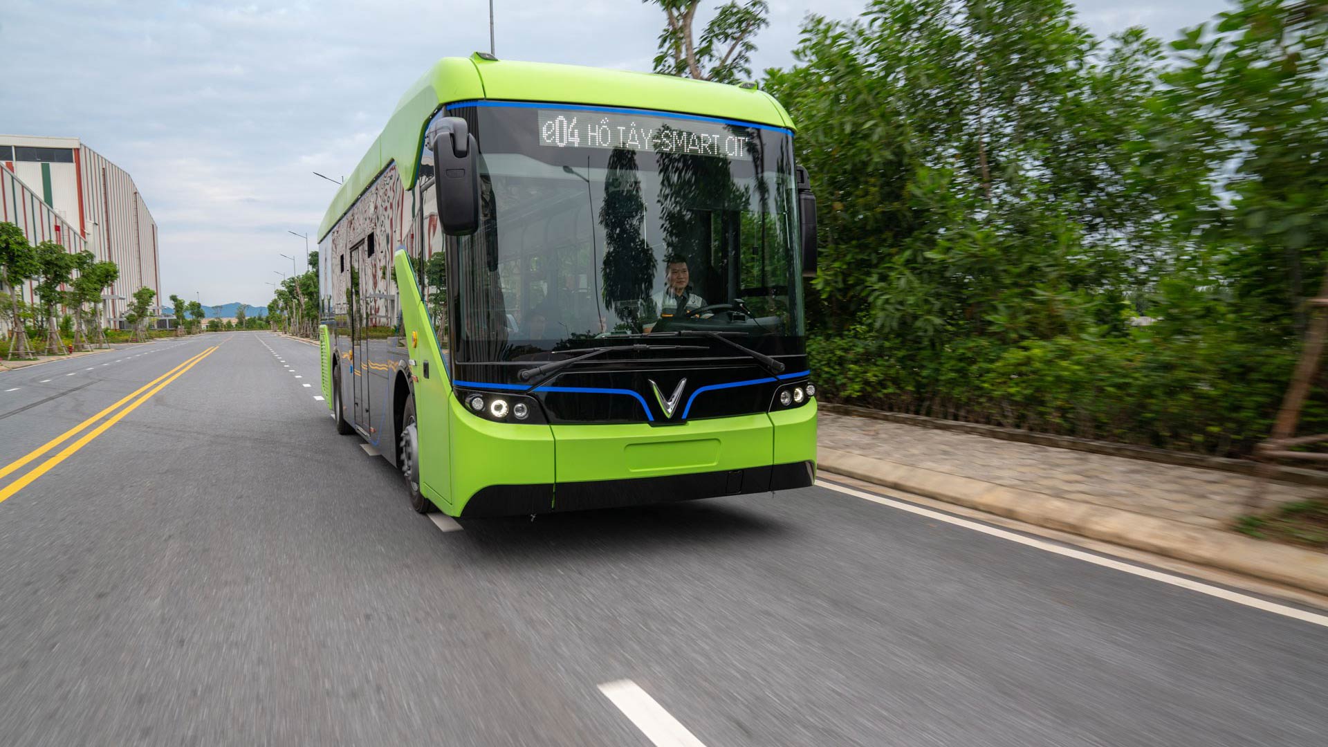 Xe Bus điện của VinFast sắp hoạt động tại Hà Nội, nhà ga chính sắp hoàn thiện Vingroup chính thức chạy thử nghiệm xe buýt điện VinFast xe-bus-vinfast-04.jpg