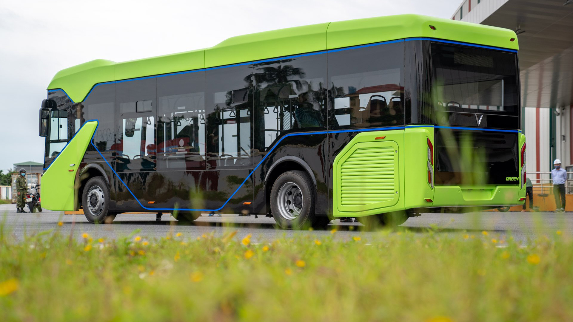 MỔ XẺ xe bus điện VinFast - Bước đột phá