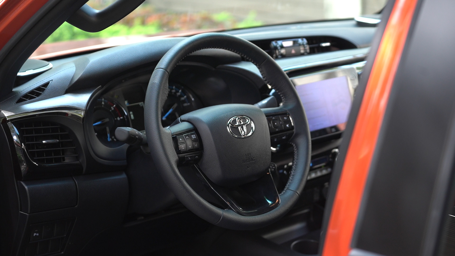 Toyota Hilux 2020: Cá tính hơn, tiện nghi hơn, thách thức Ford Ranger danh-gia-toyota-hilux-013.jpg