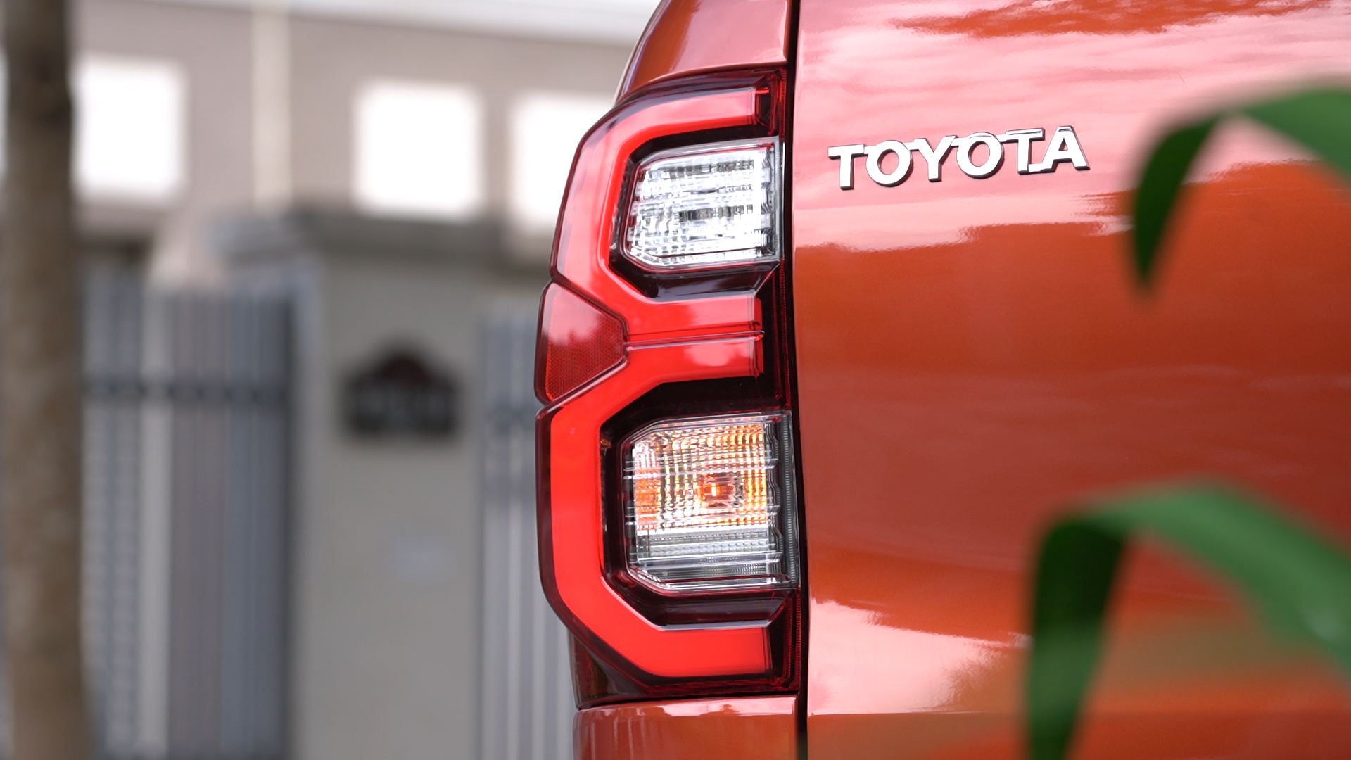 Toyota Hilux 2020: Cá tính hơn, tiện nghi hơn, thách thức Ford Ranger danh-gia-toyota-hilux-02.jpg