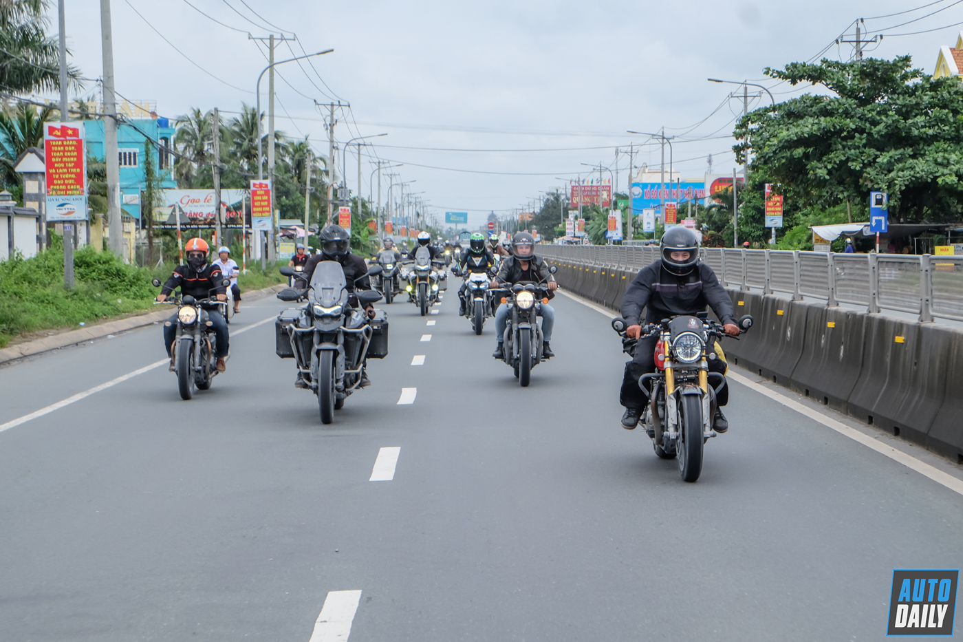 Triumph-Vietnam-Charity-Ride-%C4%90%E1%BA%A5t-M%C5%A9i-C%C3%A0-Mau-Autodaily%20%2821%29.jpg