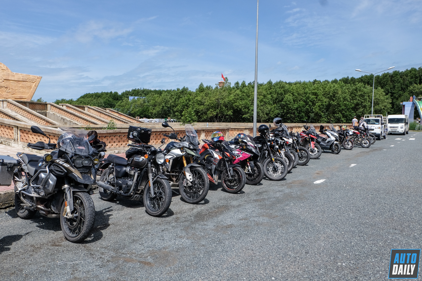 Triumph-Vietnam-Charity-Ride-%C4%90%E1%BA%A5t-M%C5%A9i-C%C3%A0-Mau-Autodaily%20(35).jpg