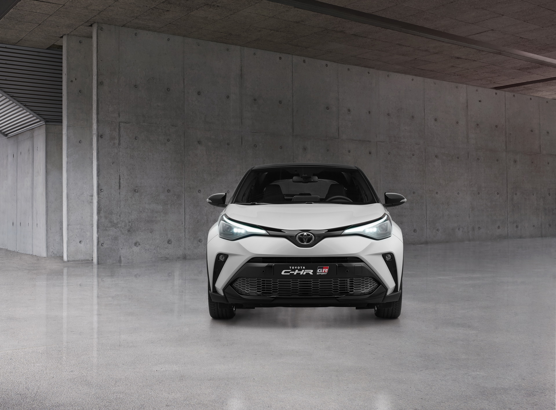 Toyota C-HR 2021 ra mắt, bổ sung phiên bản GR Sport 2021-toyota-c-hr-gr-sport-1.jpg