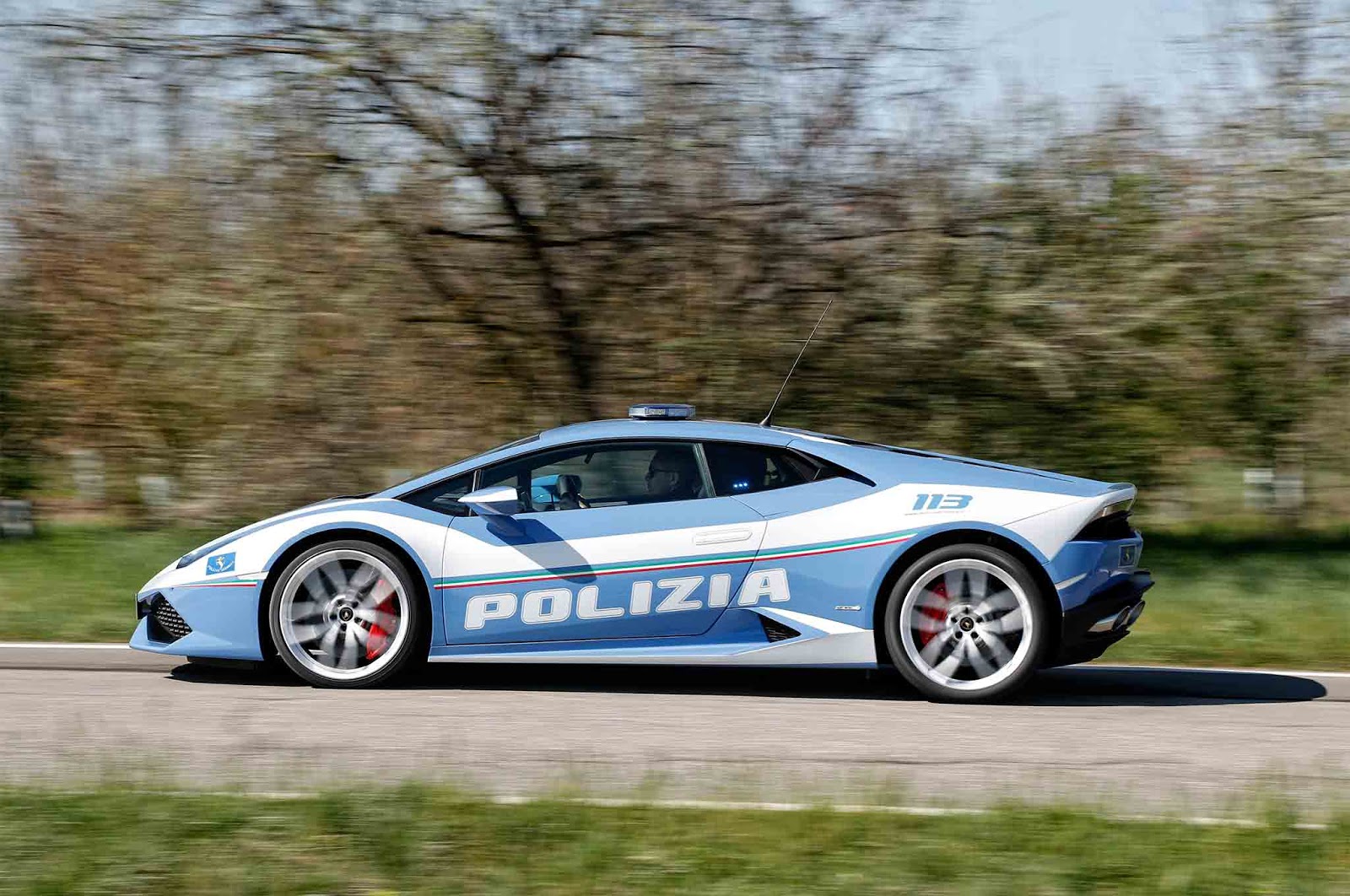 Cảnh sát Ý dùng Lamborghini Huracan vận chuyển thận với tốc độ trung bình  230 km/h