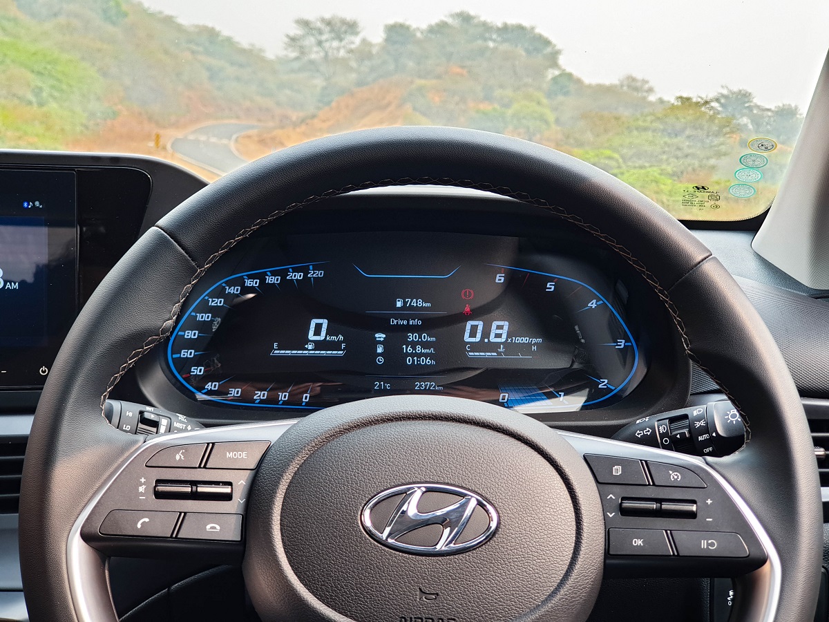 Vừa ra mắt, Hyundai i20 2020 đã ‘gây sốt’ với 20.000 đơn đặt hàng hyundai-i20-instrument-console-f2d1.jpg