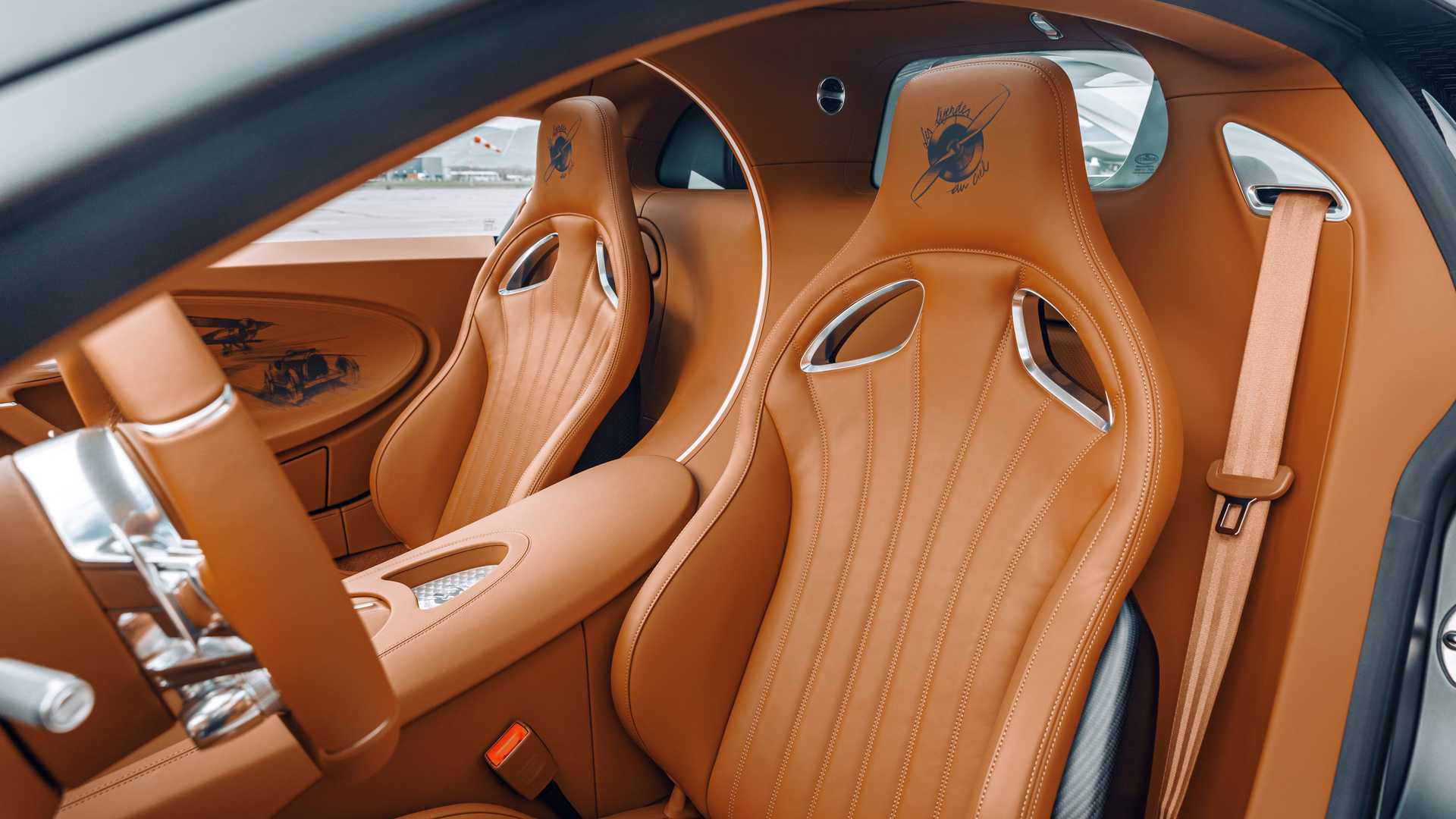 Bugatti Chiron Les Legendes Du Cie chỉ có 20 chiếc, giá 3,4 triệu USD bugatti-chiron-sport-les-legendes-du-ciel-driver-interior.jpg