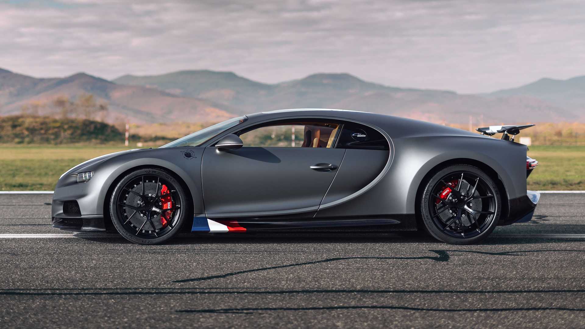 Bugatti Chiron Les Legendes Du Cie chỉ có 20 chiếc, giá 3,4 triệu USD bugatti-chiron-sport-les-legendes-du-ciel-profile.jpg