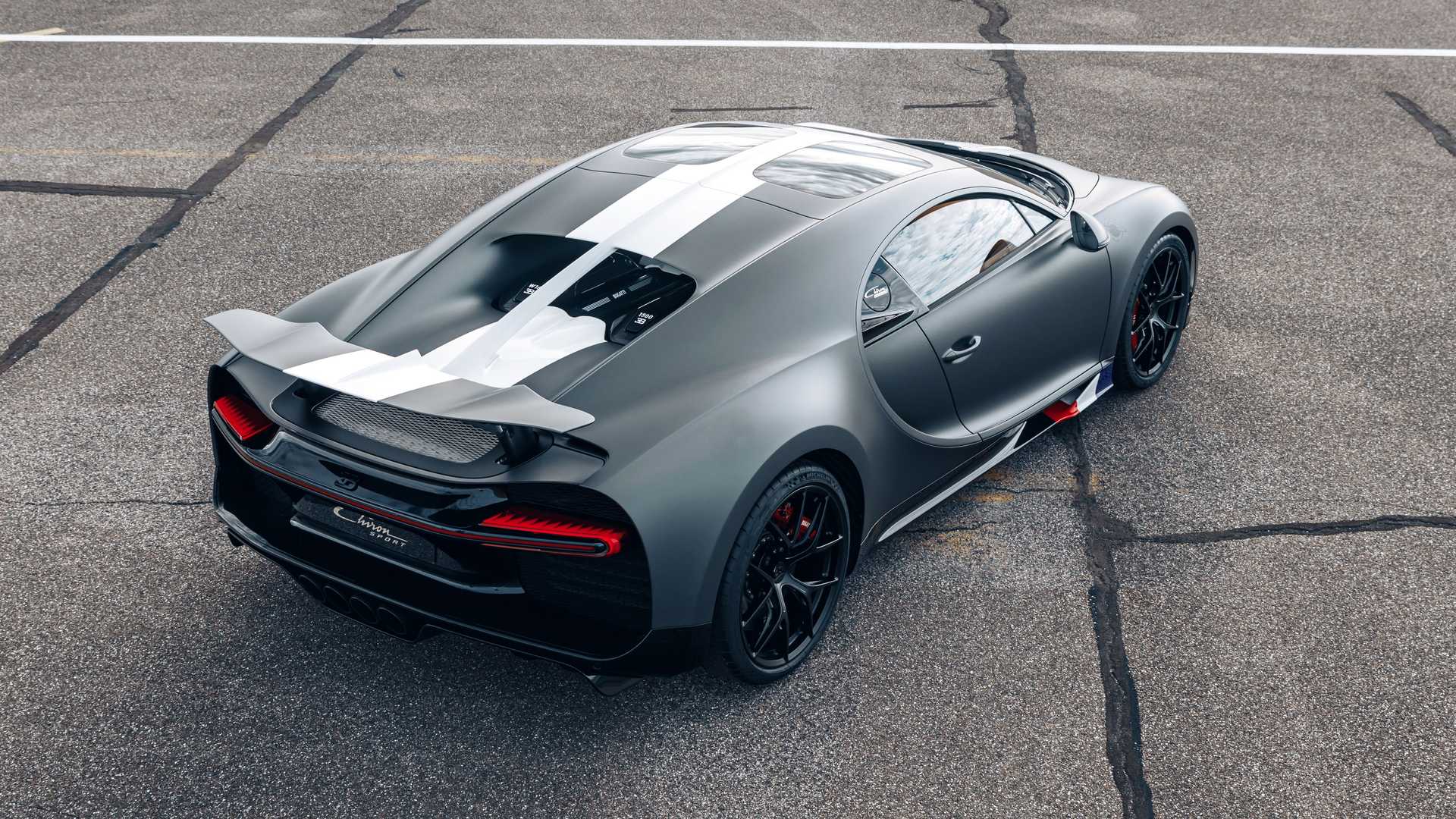 Bugatti Chiron Les Legendes Du Cie chỉ có 20 chiếc, giá 3,4 triệu USD bugatti-chiron-sport-les-legendes-du-ciel-rear-three-quarters-above.jpg