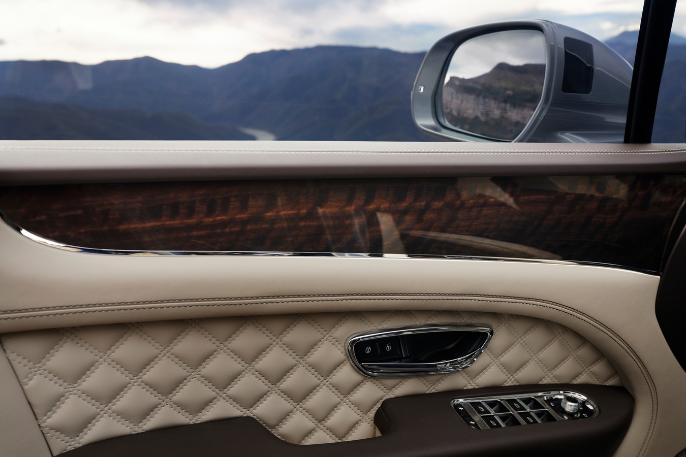 Bentley-Bentayga-V8-NEW%20%20%2812%29.jpg