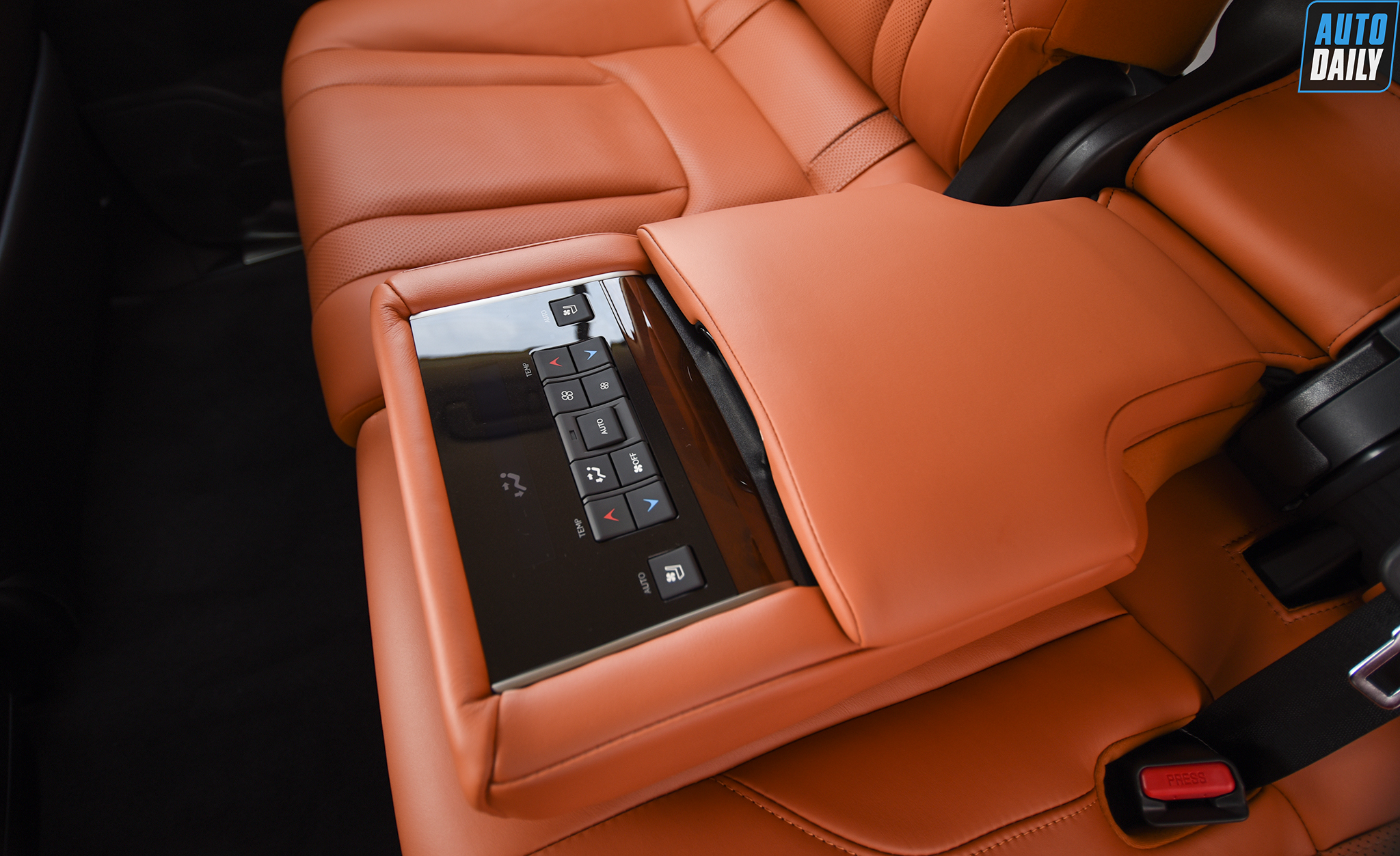 Ảnh chi tiết Lexus LX570 Super Sport 2021 giá hơn 9 tỷ tại Việt Nam 27.jpg