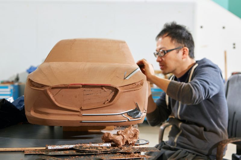Hơi thở nghệ thuật Nhật Bản trong ngôn ngữ thiết kế Kodo của Mazda 2-qua-trinh-tao-mo-hinh-cx-30-bang-dat-set.jpg