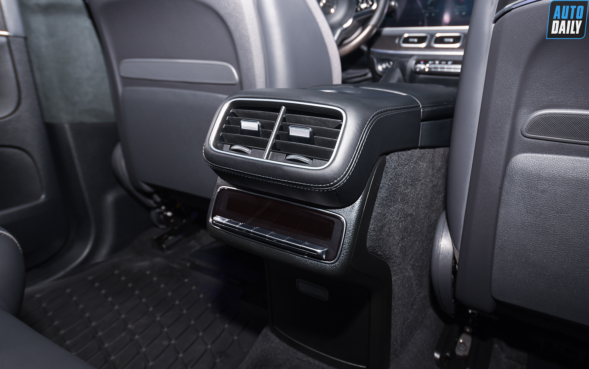 Ảnh chi tiết Mercedes-Benz GLS 580 2020 giá hơn 9 tỷ tại Việt Nam 36.jpg