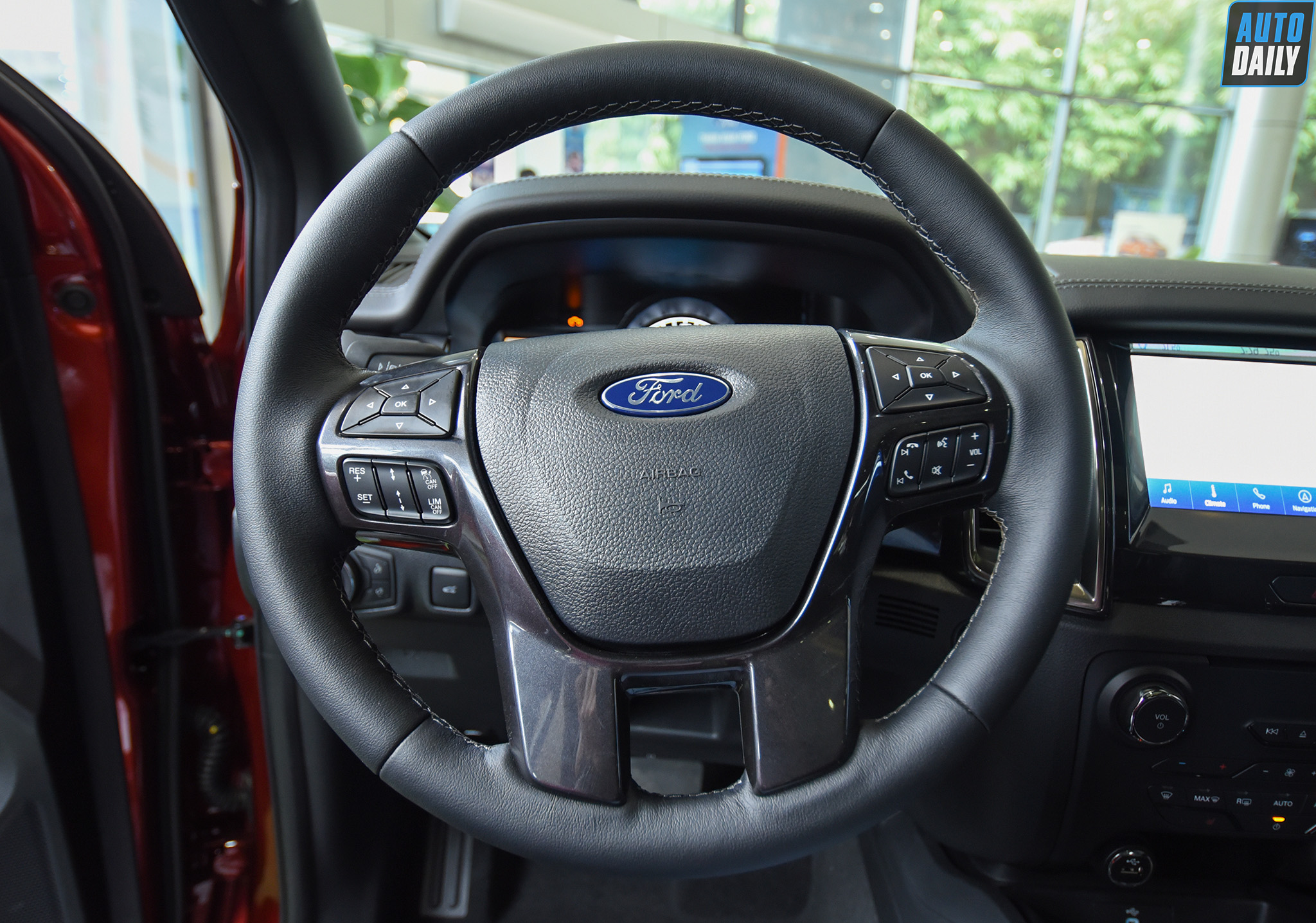 Ảnh chi tiết Ford Everest 2021 giá từ 999 triệu đồng tại Việt Nam 1.jpg