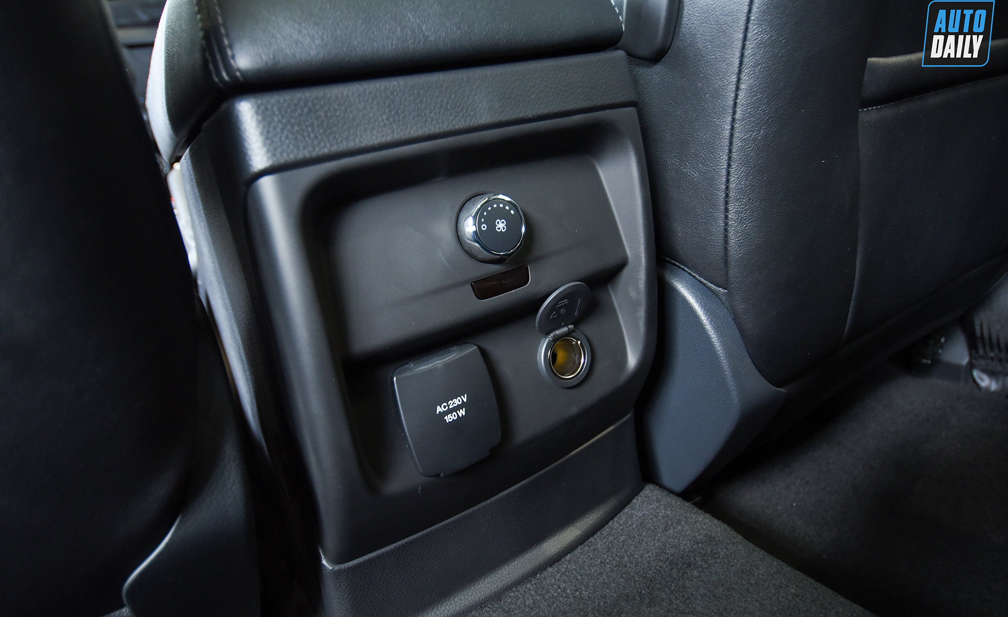 Ảnh chi tiết Ford Everest 2021 giá từ 999 triệu đồng tại Việt Nam 27.jpg