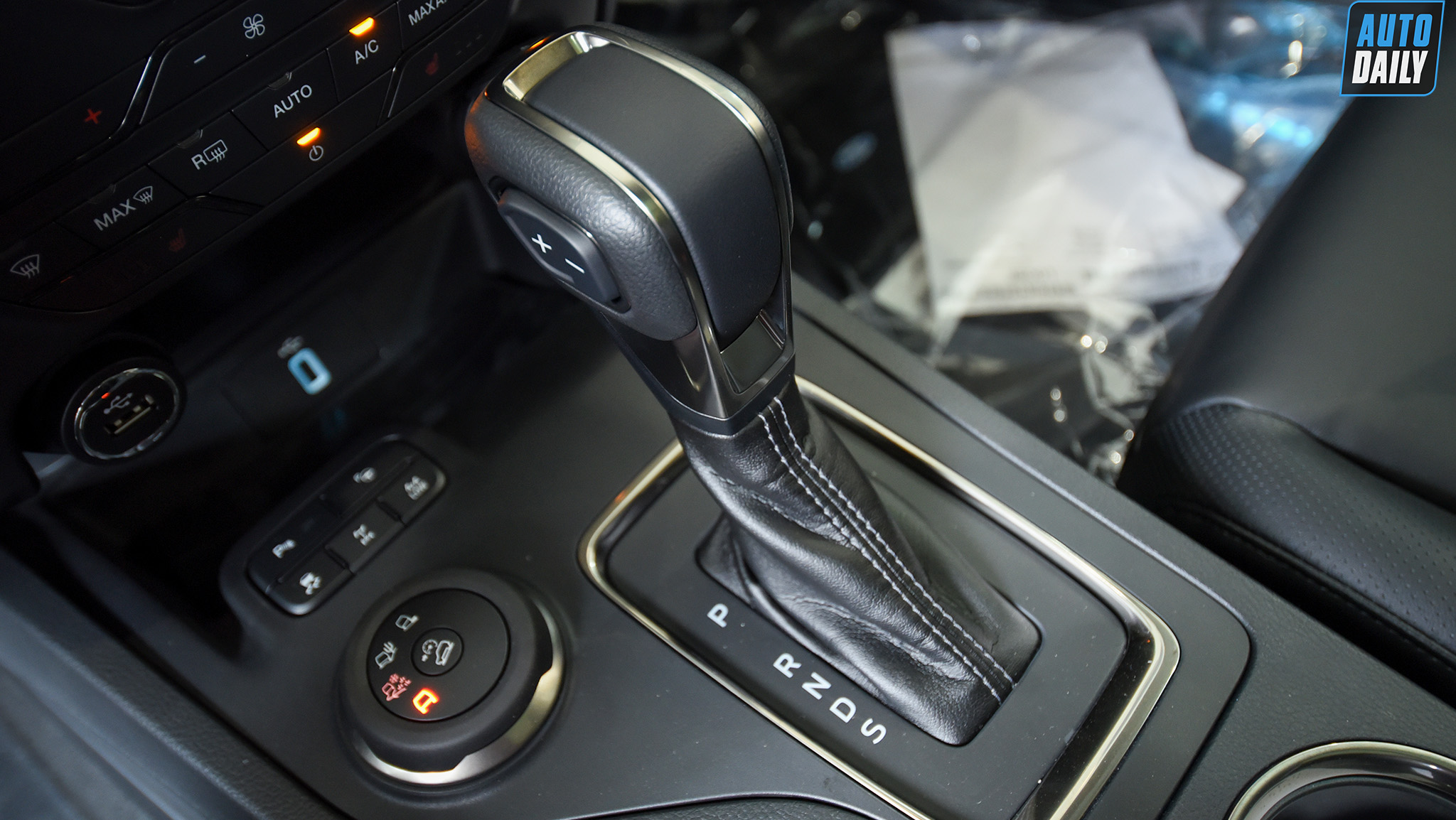 Ảnh chi tiết Ford Everest 2021 giá từ 999 triệu đồng tại Việt Nam 34.jpg