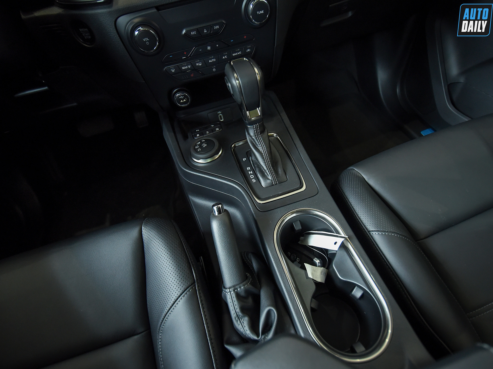 Ảnh chi tiết Ford Everest 2021 giá từ 999 triệu đồng tại Việt Nam 6.jpg