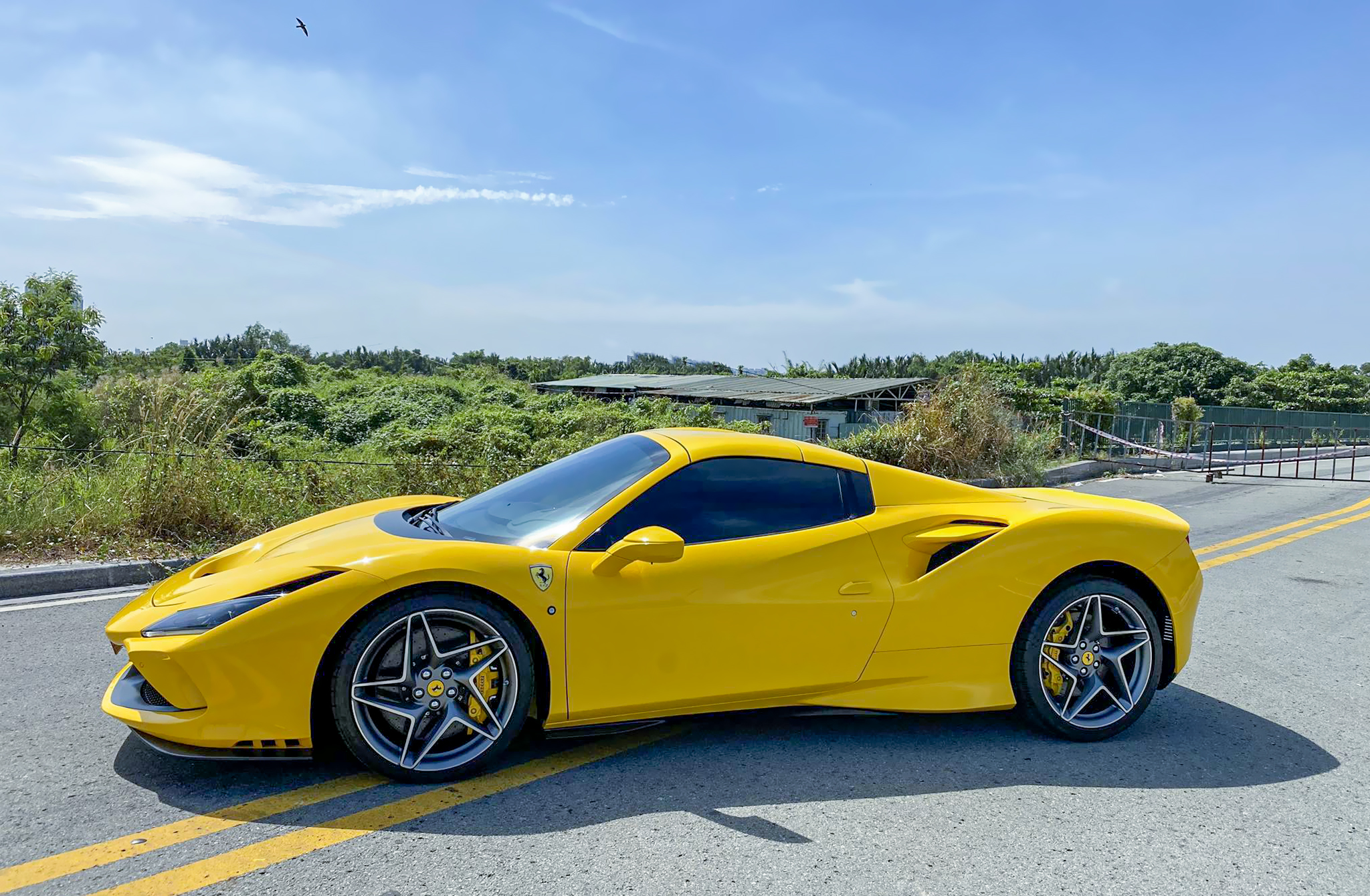 Cận cảnh Ferrari F8 Spider giá triệu USD tại Việt Nam f8-tributo-1.jpg