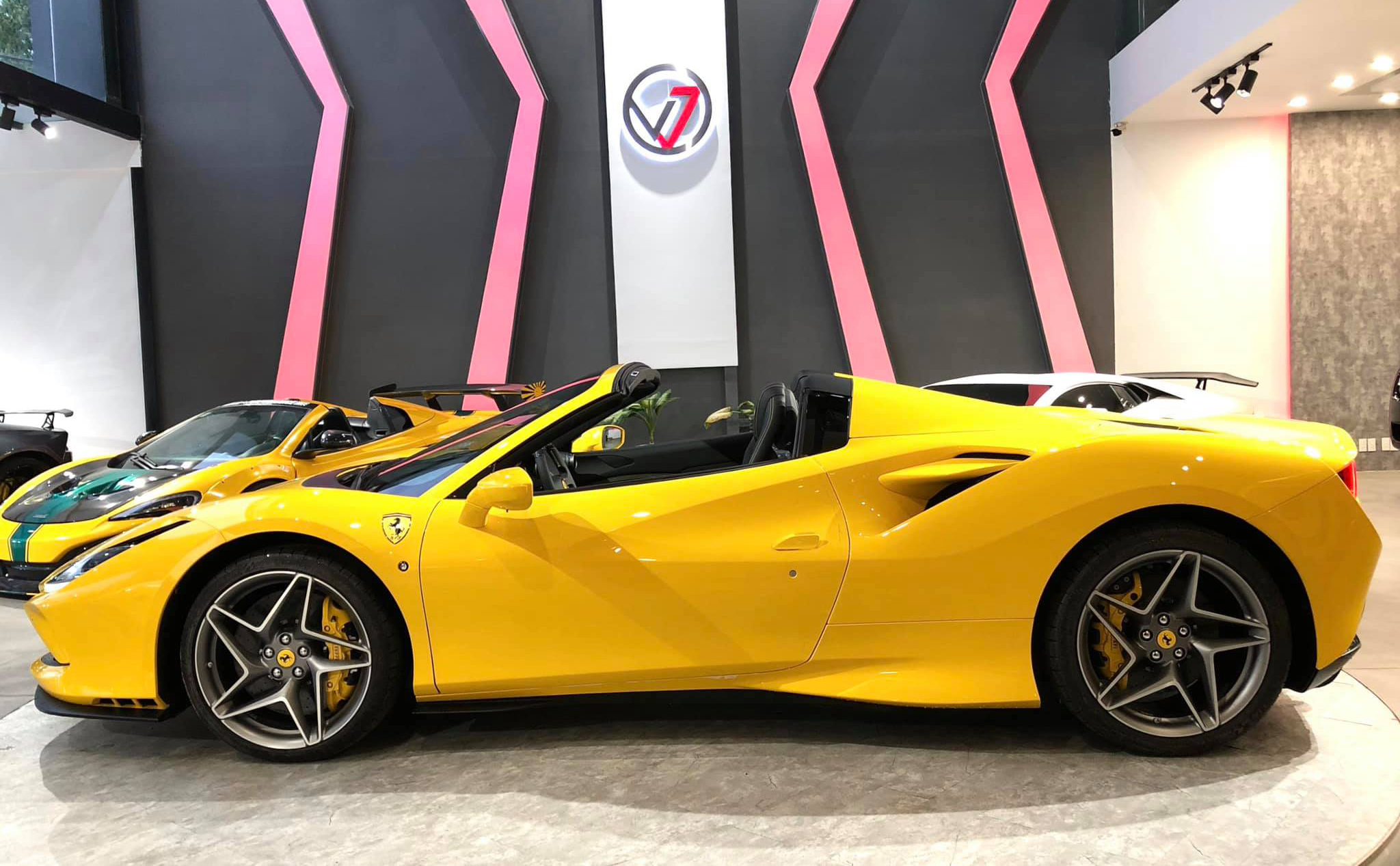 Cận cảnh Ferrari F8 Spider giá triệu USD tại Việt Nam f8-tributo-3.jpg