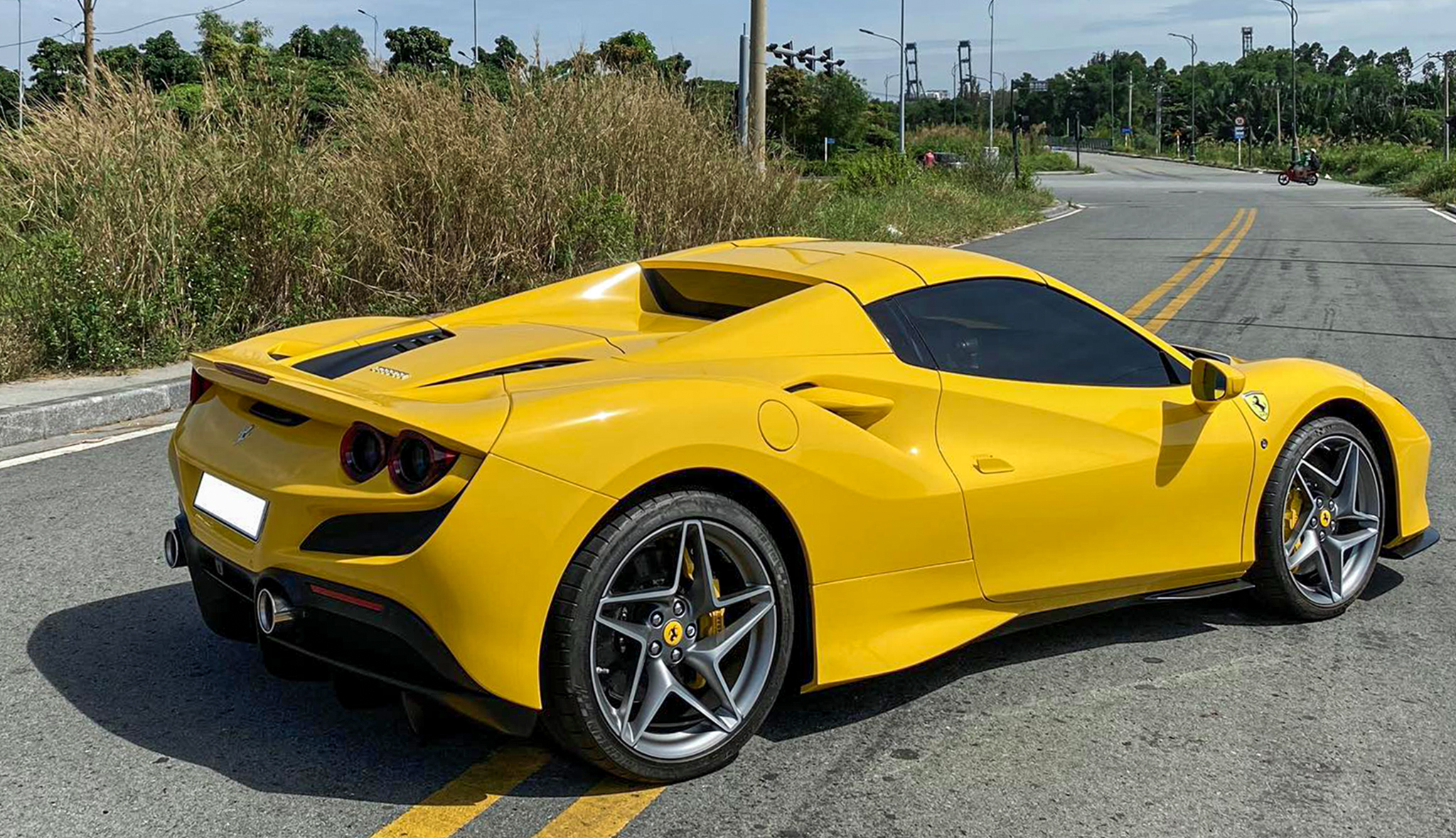 Cận cảnh Ferrari F8 Spider giá triệu USD tại Việt Nam f8-tributo-4.jpg