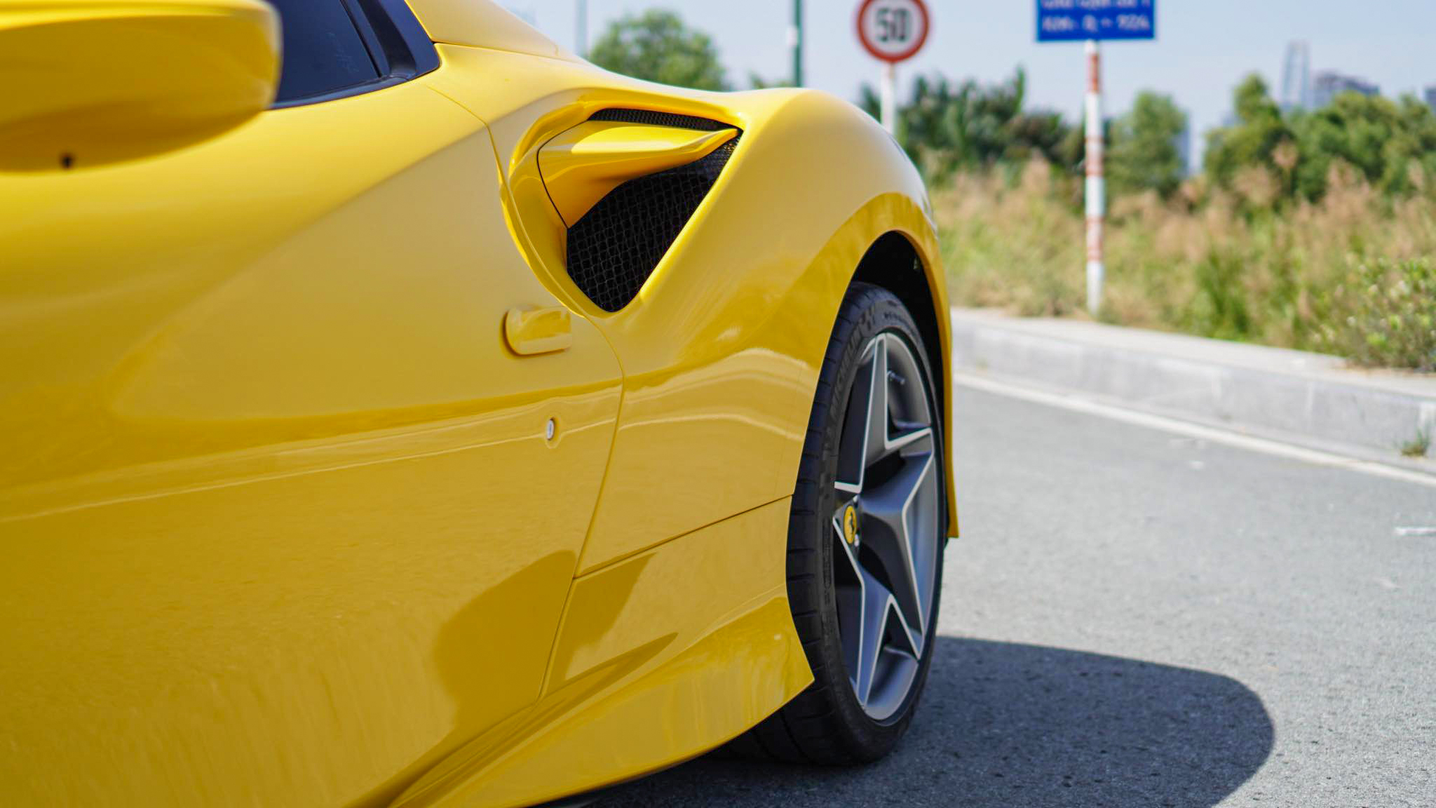 Cận cảnh Ferrari F8 Spider giá triệu USD tại Việt Nam f8-tributo-7.jpg