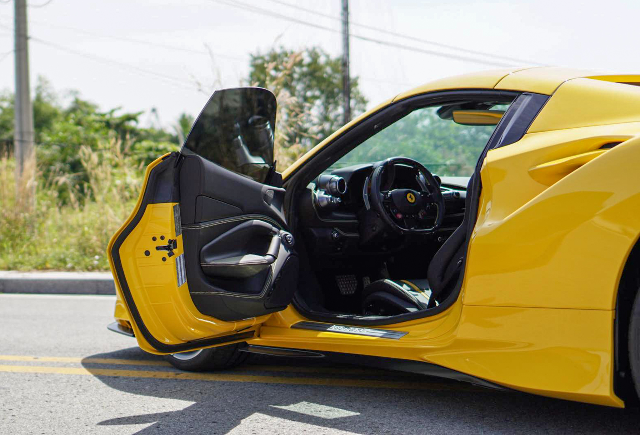 Cận cảnh Ferrari F8 Spider giá triệu USD tại Việt Nam f8-tributo-8.jpg