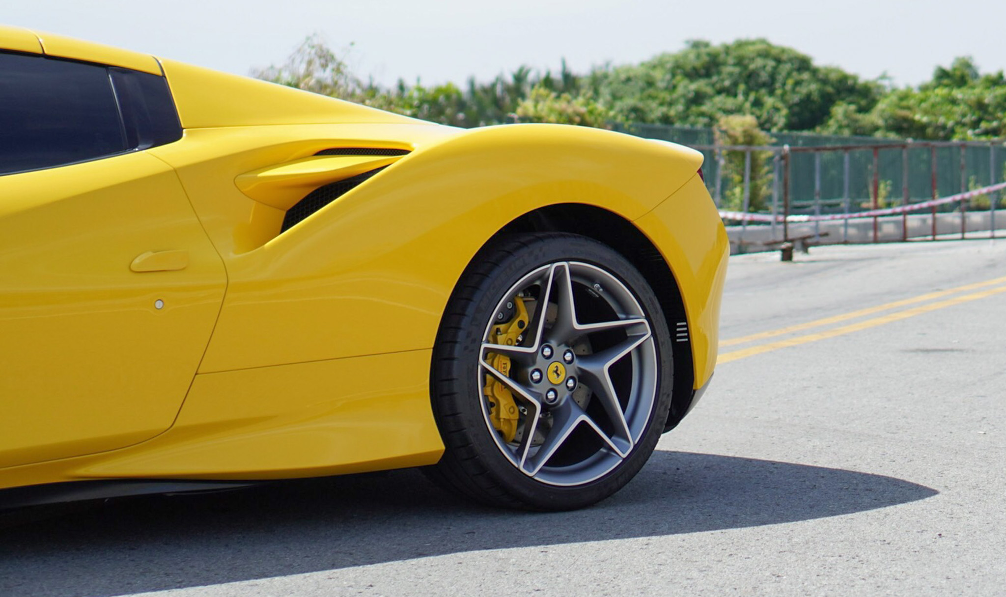 Cận cảnh Ferrari F8 Spider giá triệu USD tại Việt Nam img-3311.JPG