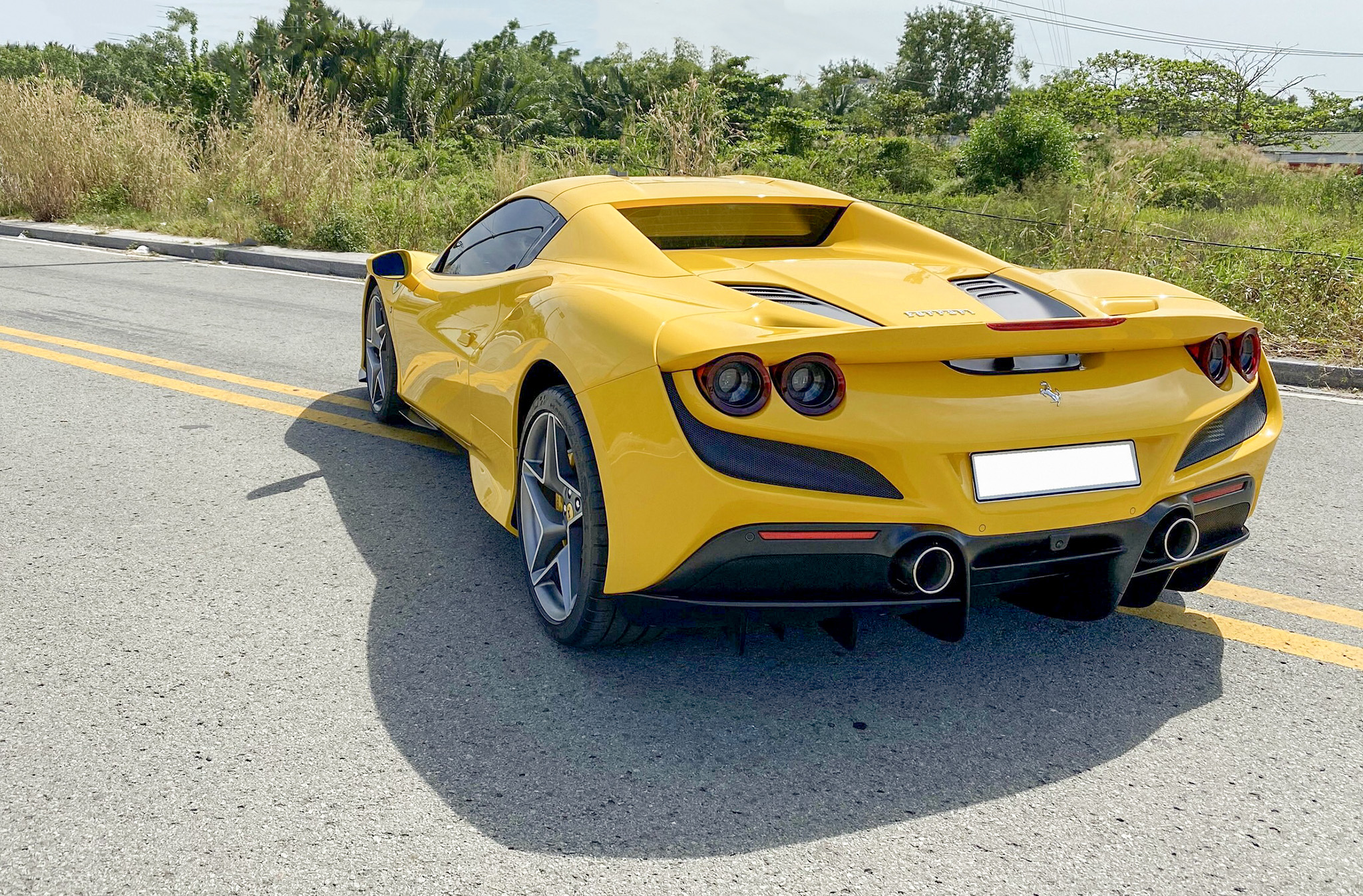 Cận cảnh Ferrari F8 Spider giá triệu USD tại Việt Nam img-3312.JPG