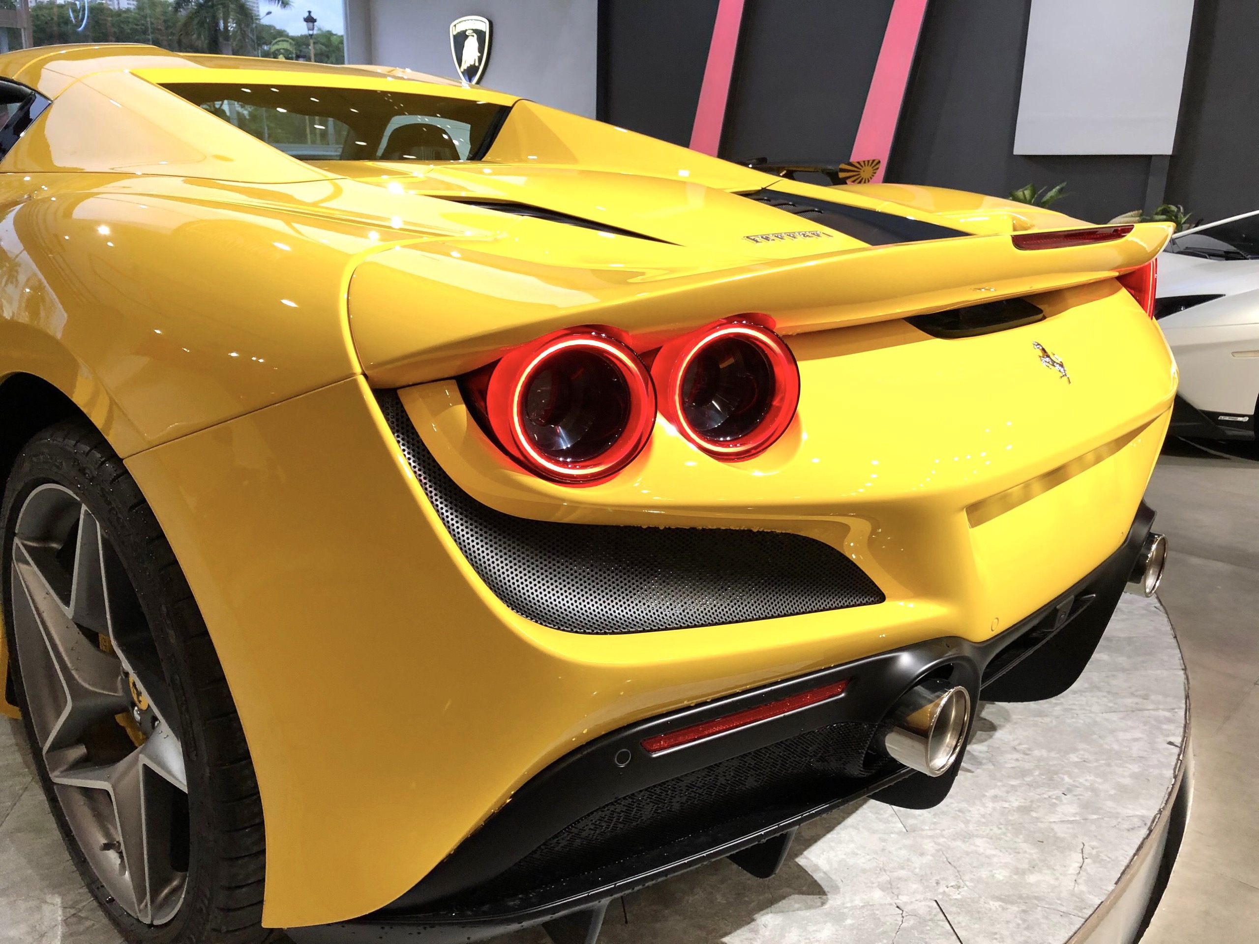 Cận cảnh Ferrari F8 Spider giá triệu USD tại Việt Nam img-3318.JPG