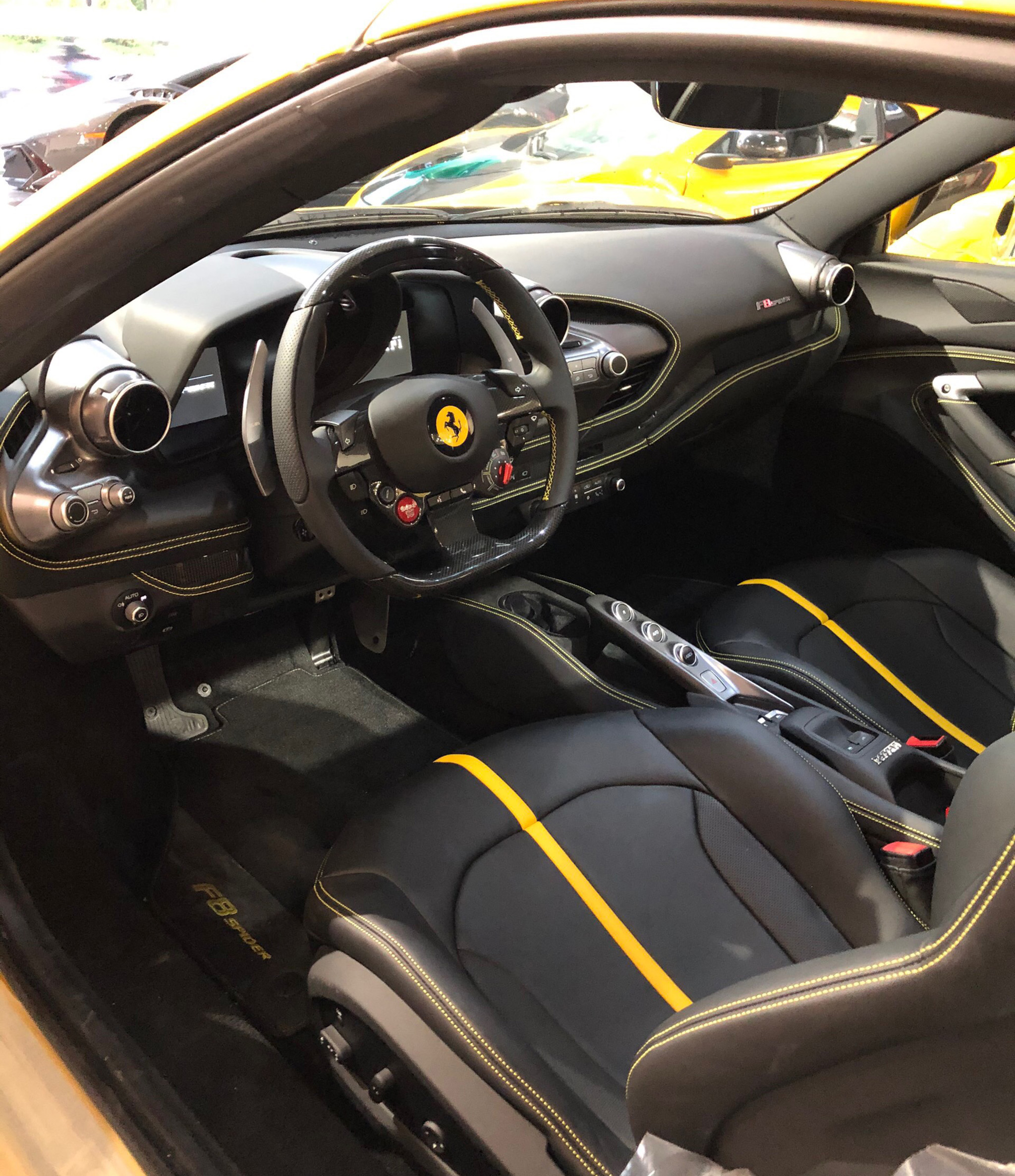 Cận cảnh Ferrari F8 Spider giá triệu USD tại Việt Nam img-3322.JPG