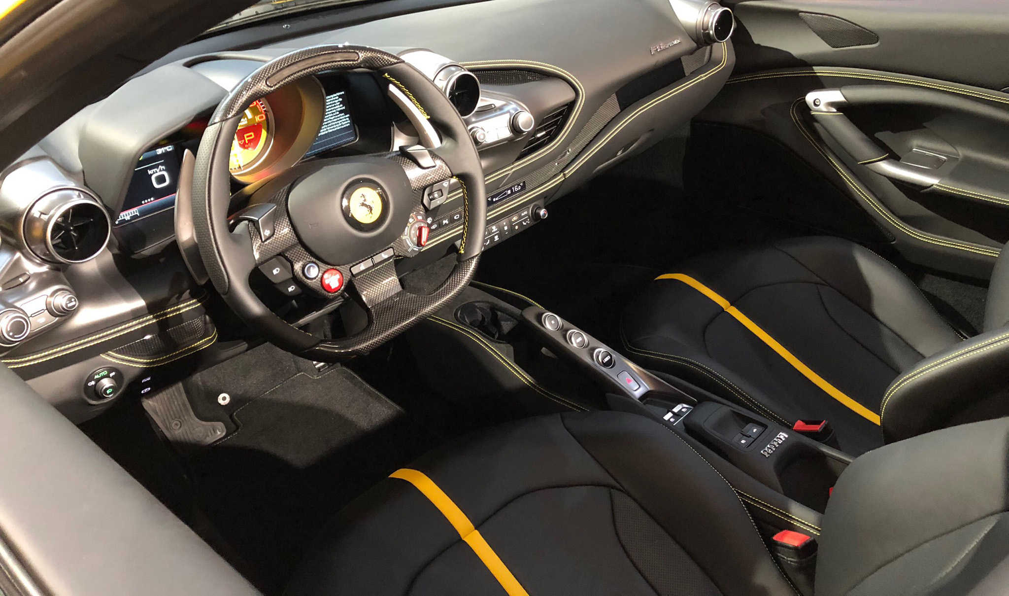 Cận cảnh Ferrari F8 Spider giá triệu USD tại Việt Nam img-3323.JPG