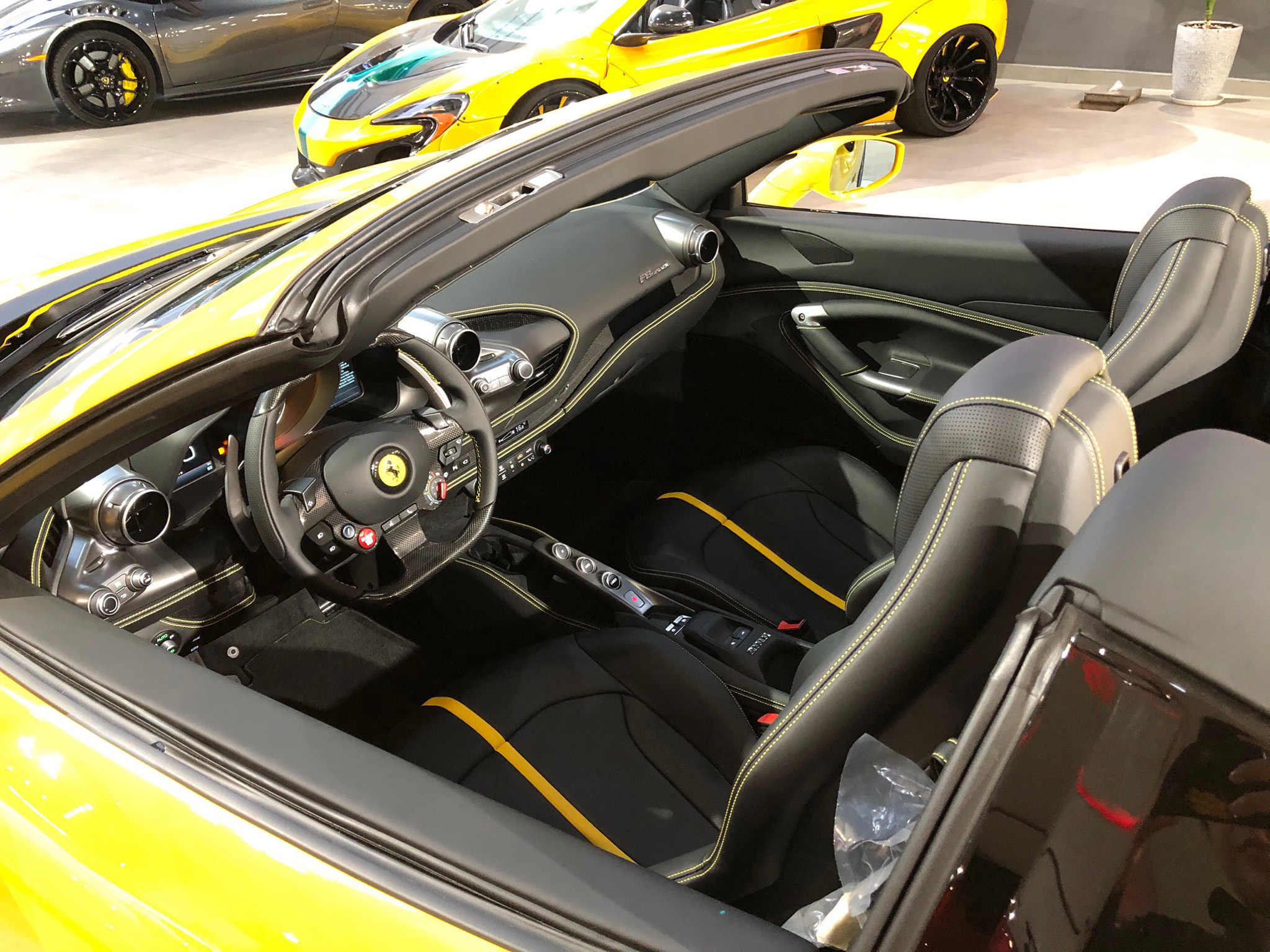 Cận cảnh Ferrari F8 Spider giá triệu USD tại Việt Nam img-3324.JPG