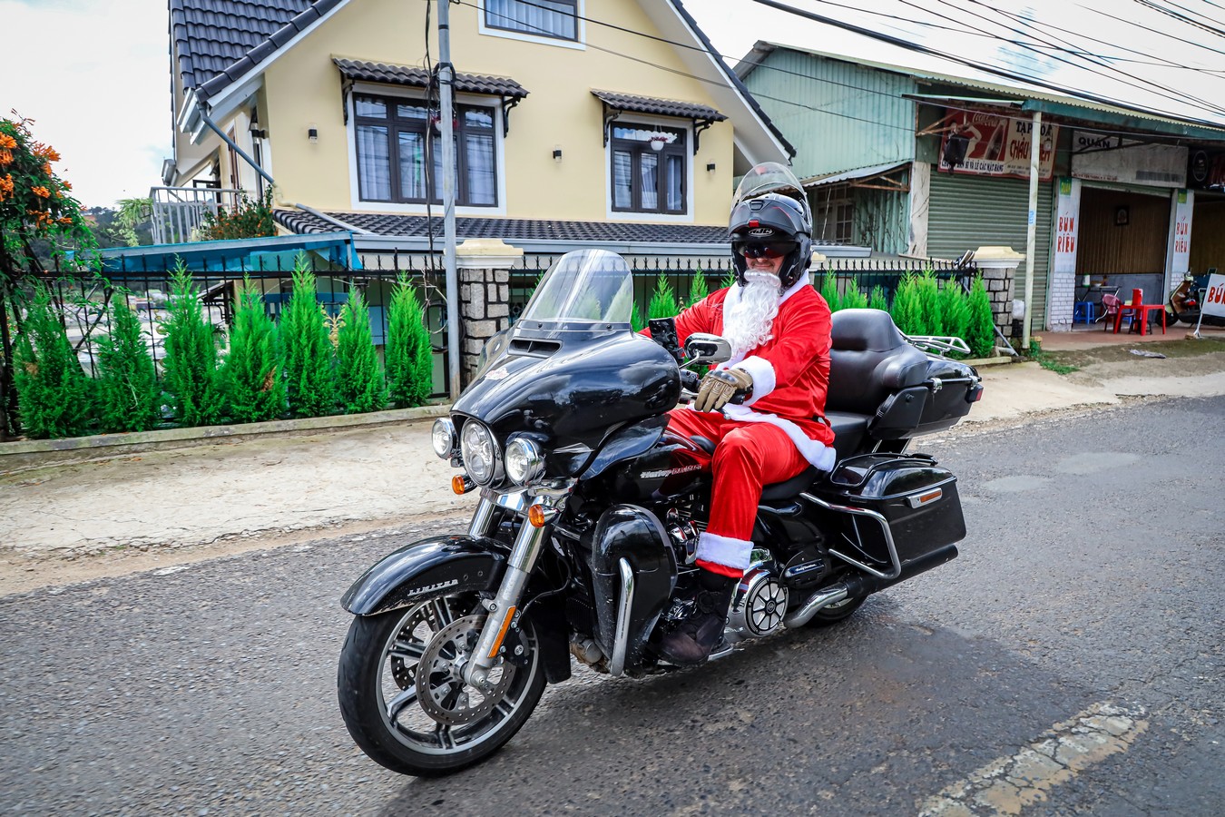 Christmas Charity Ride 2020 – Hành trình thiện nguyện lớn nhất năm 2020 Hình ảnh ông già Noel chạy chiếc Harley-Davidson.jpg